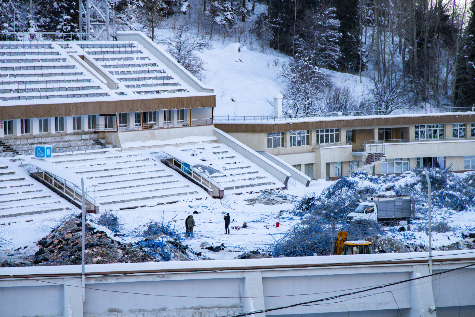 Рабочие на катке "Медеу". Вид сверху. Реконструкция в декабре 2025 года