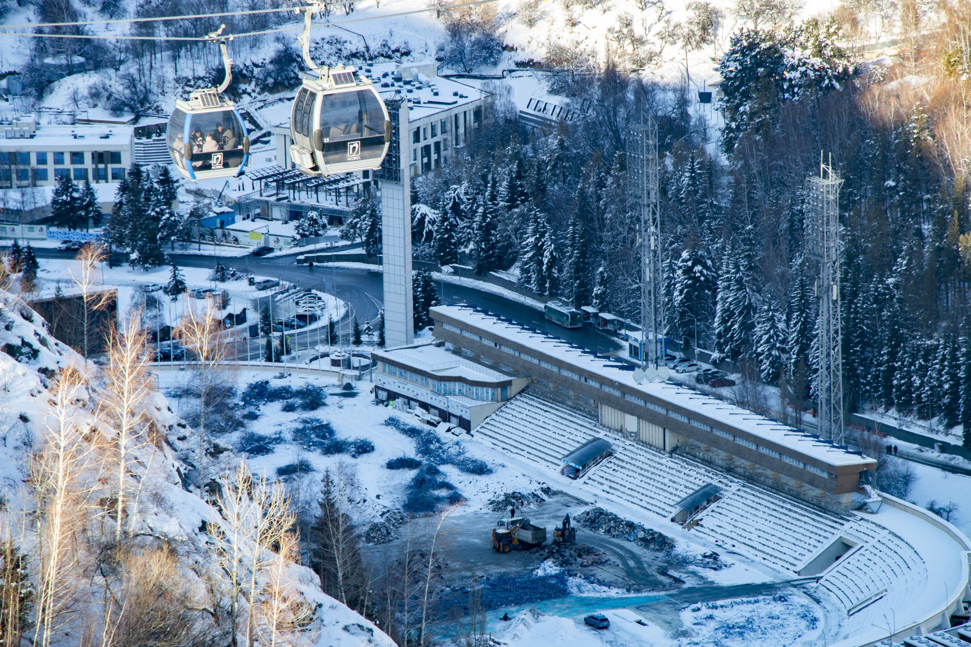Вид на каток "Медеу" со смотровой площадки во время реконструкции, декабрь 2025 года