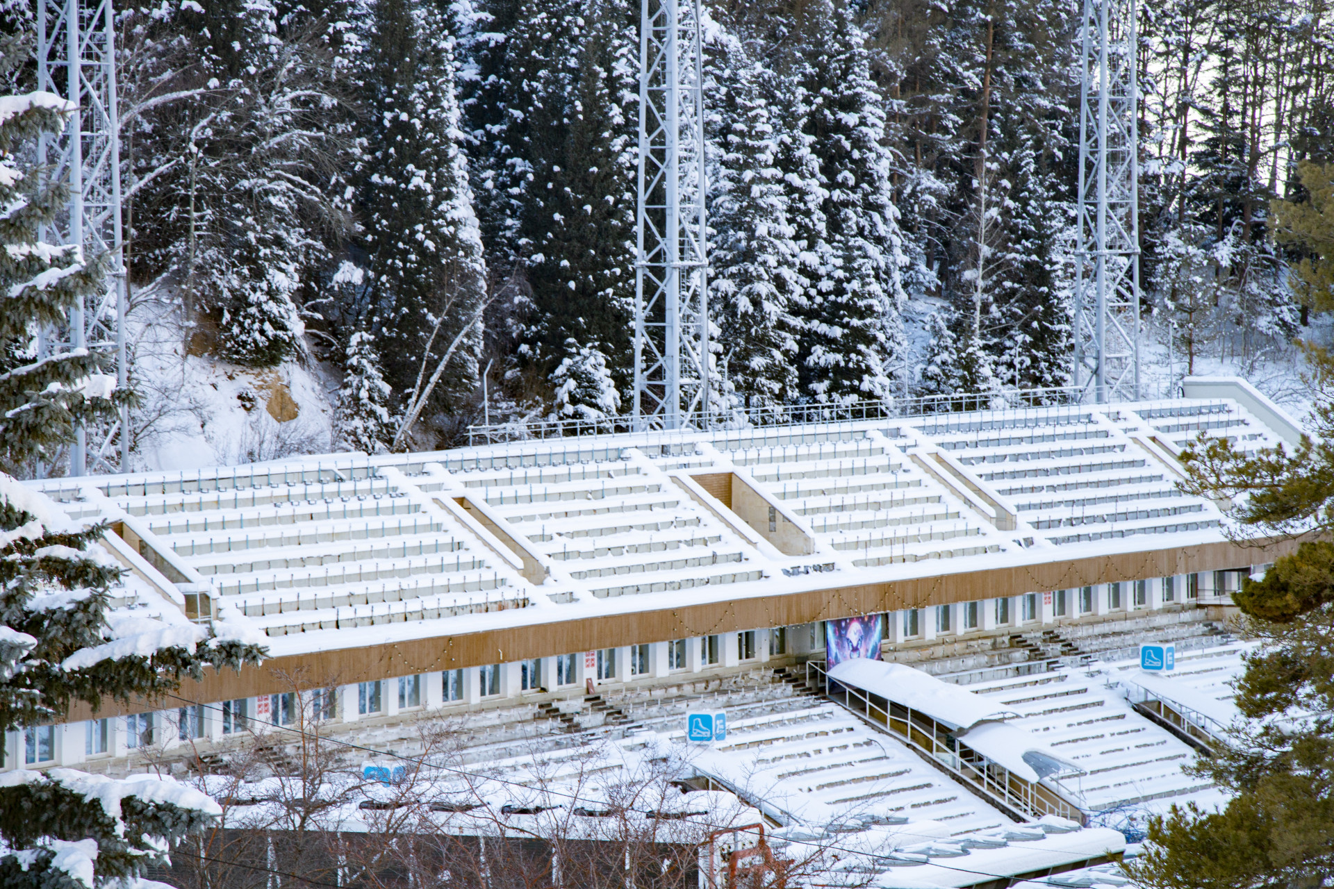 с трибун катка "Медеу" демонтировали все сидения. Реконструкция в декабре 2025 года
