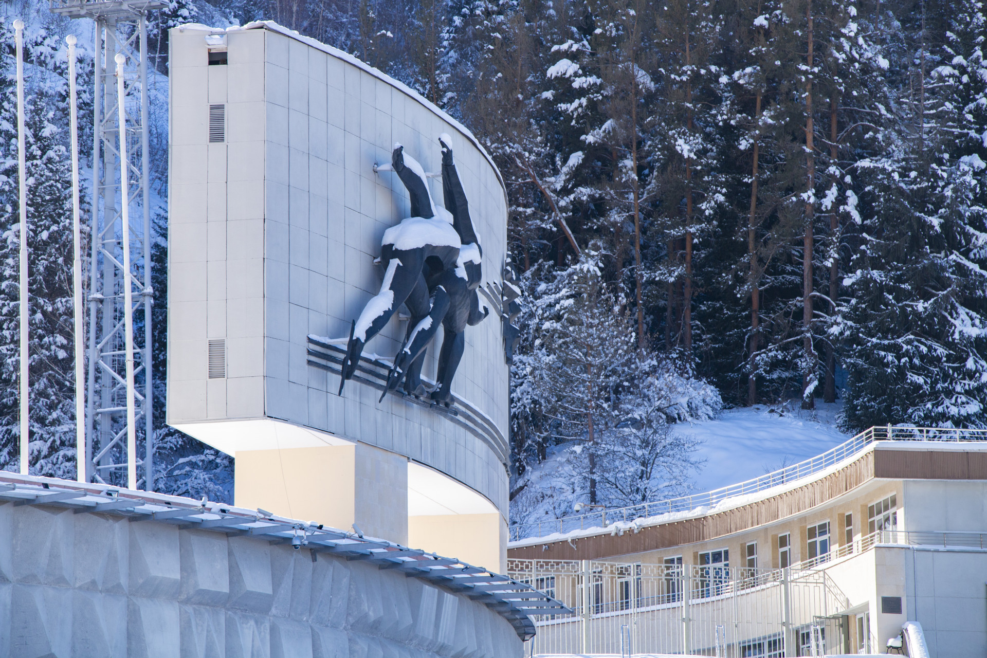 Барельеф стремительных конькобежцев на катке "Медеу", декабрь 2025 года