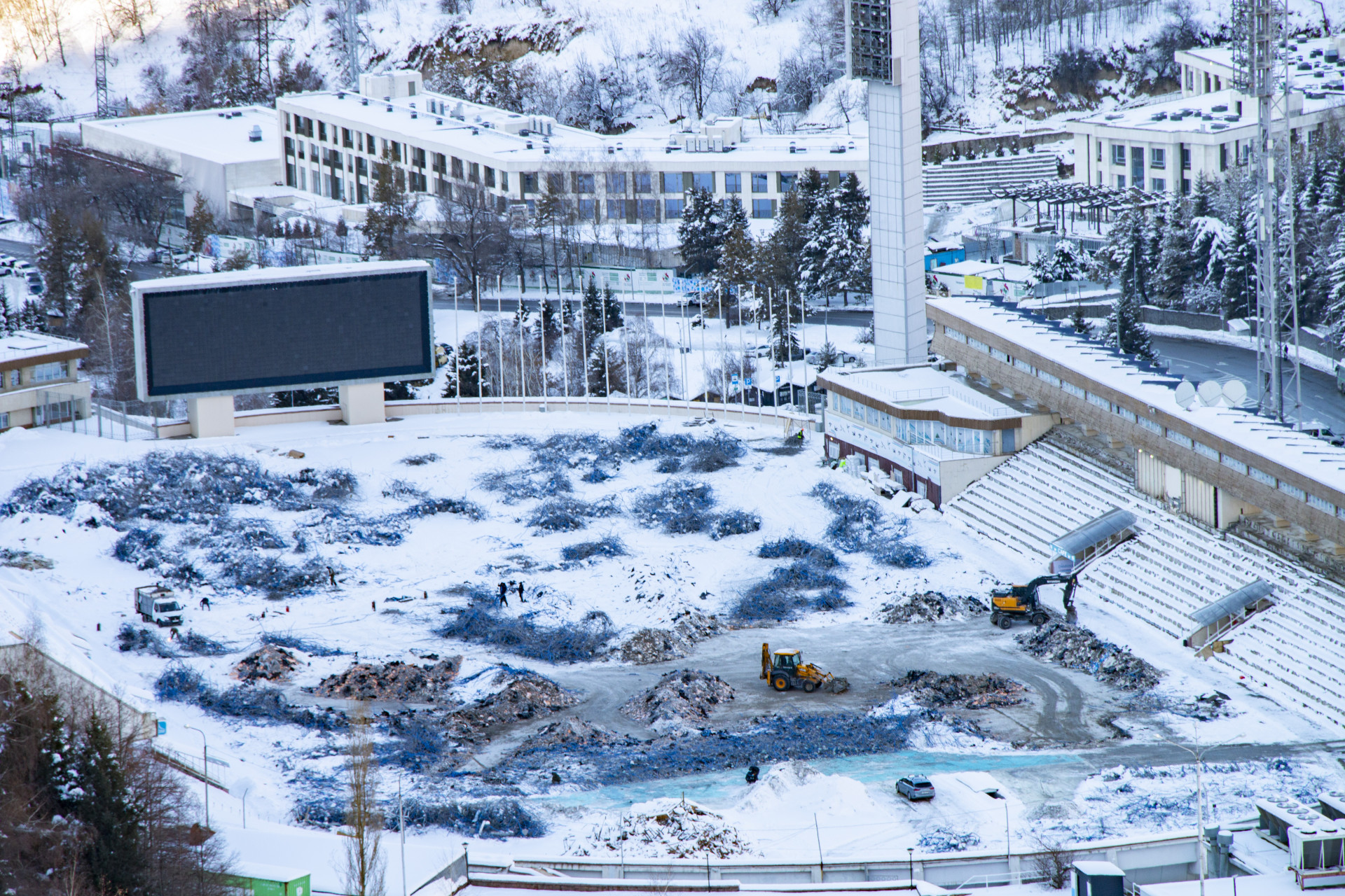 Из строительной техники на катке только экскаватор и фронтальный погрузчик. Реконструкция "Медеу", декабрь 2025 года
