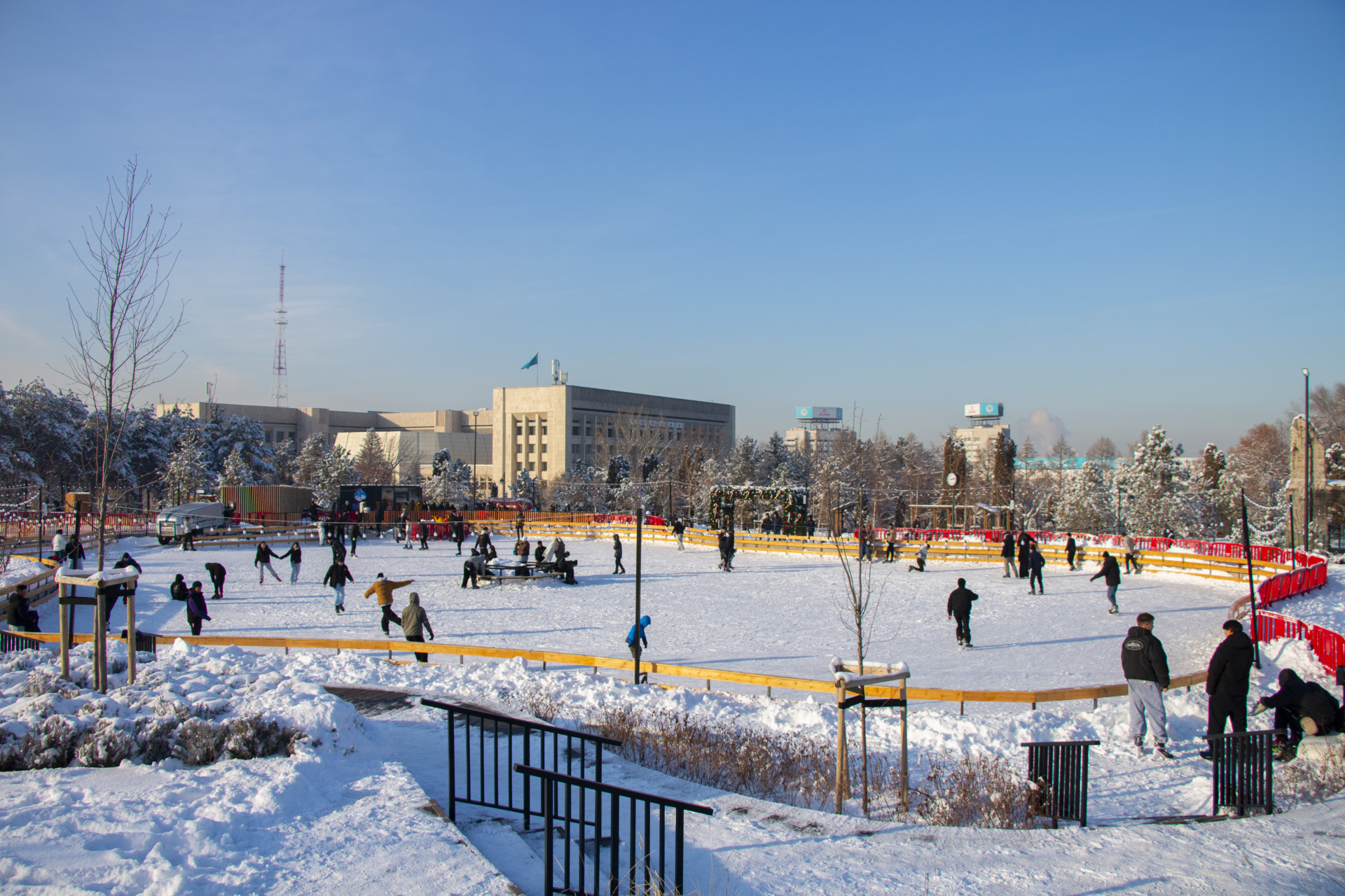 Каток в новом сквере за акиматом Алматы, декабрь 2025 года