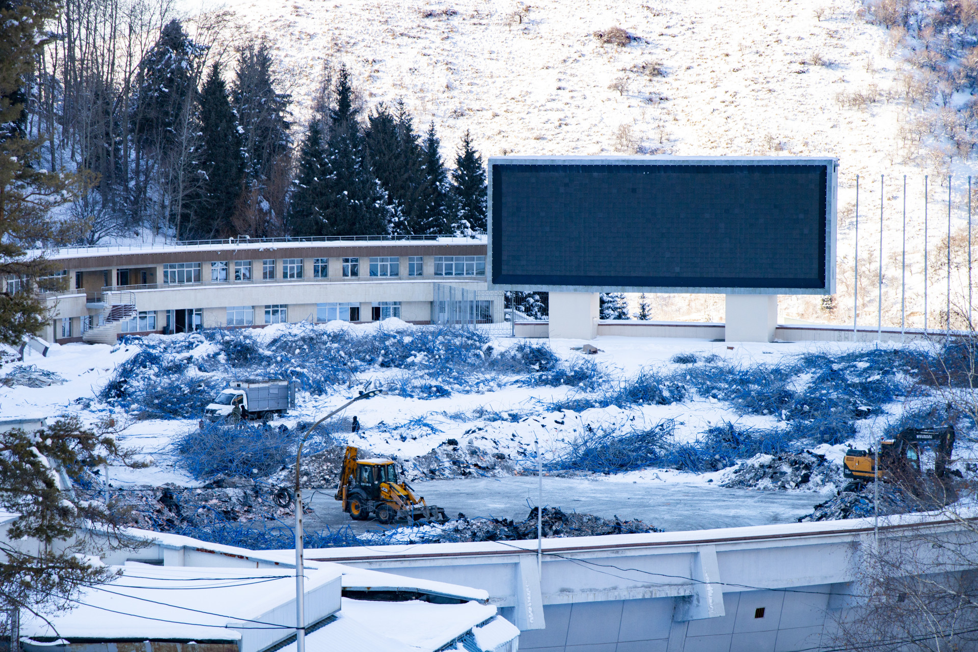 С ледового поля "Медеу" демонтирована система охлаждения, вид сверху, с плотины. Декабрь 2025 года