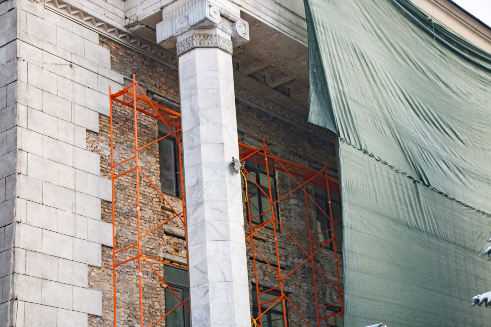 Со здания акимата Алмалинского района Алматы сняли историческую плитку, реконструкция, январь 2026 года 