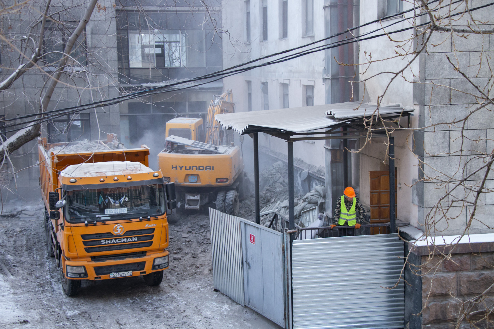 Строительный мусор от реконструкции акимата Алмалинского района загружают в машины