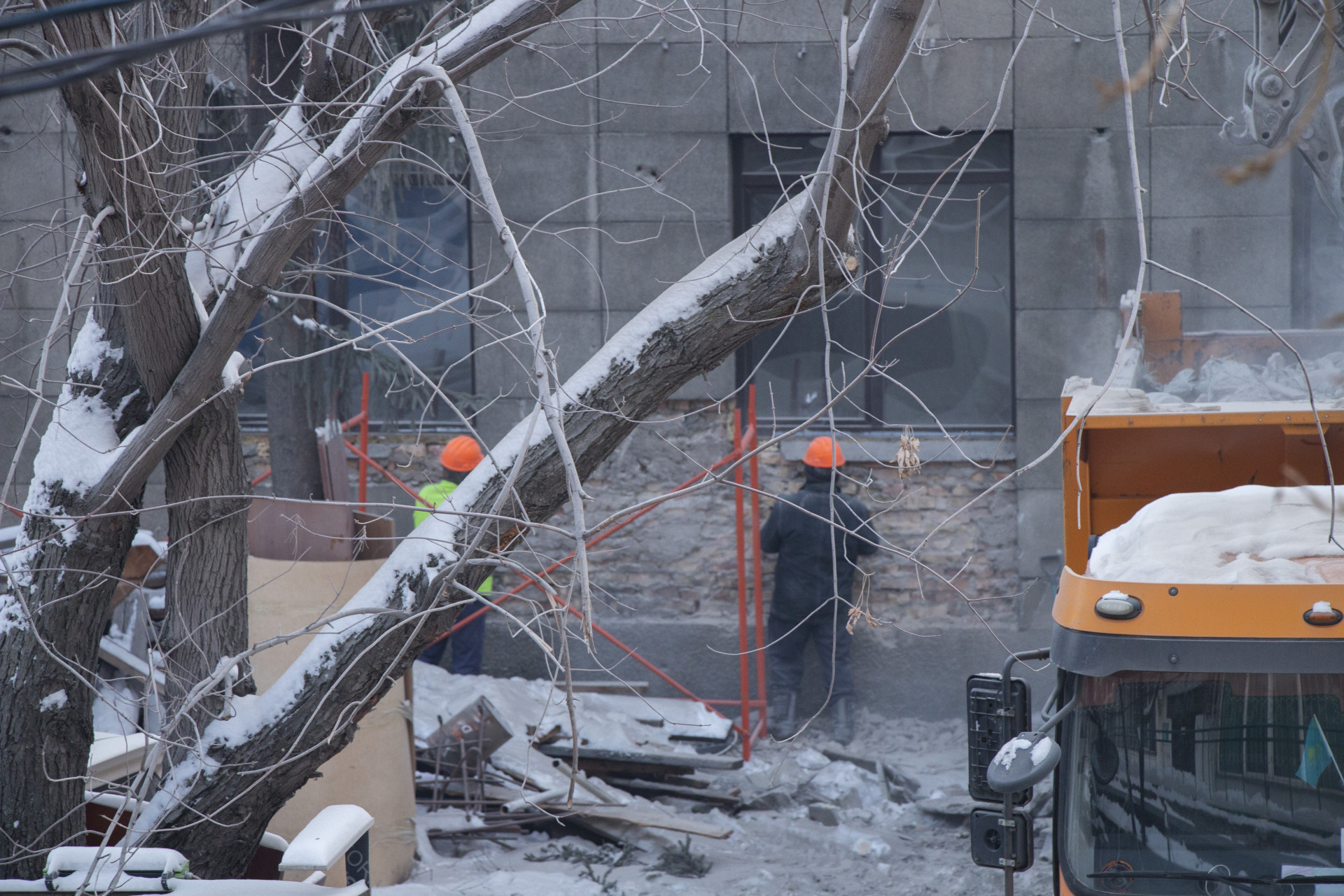 Рабочие у здания акимата Алмалинского района Алматы, реконструкция, январь 2026 года 