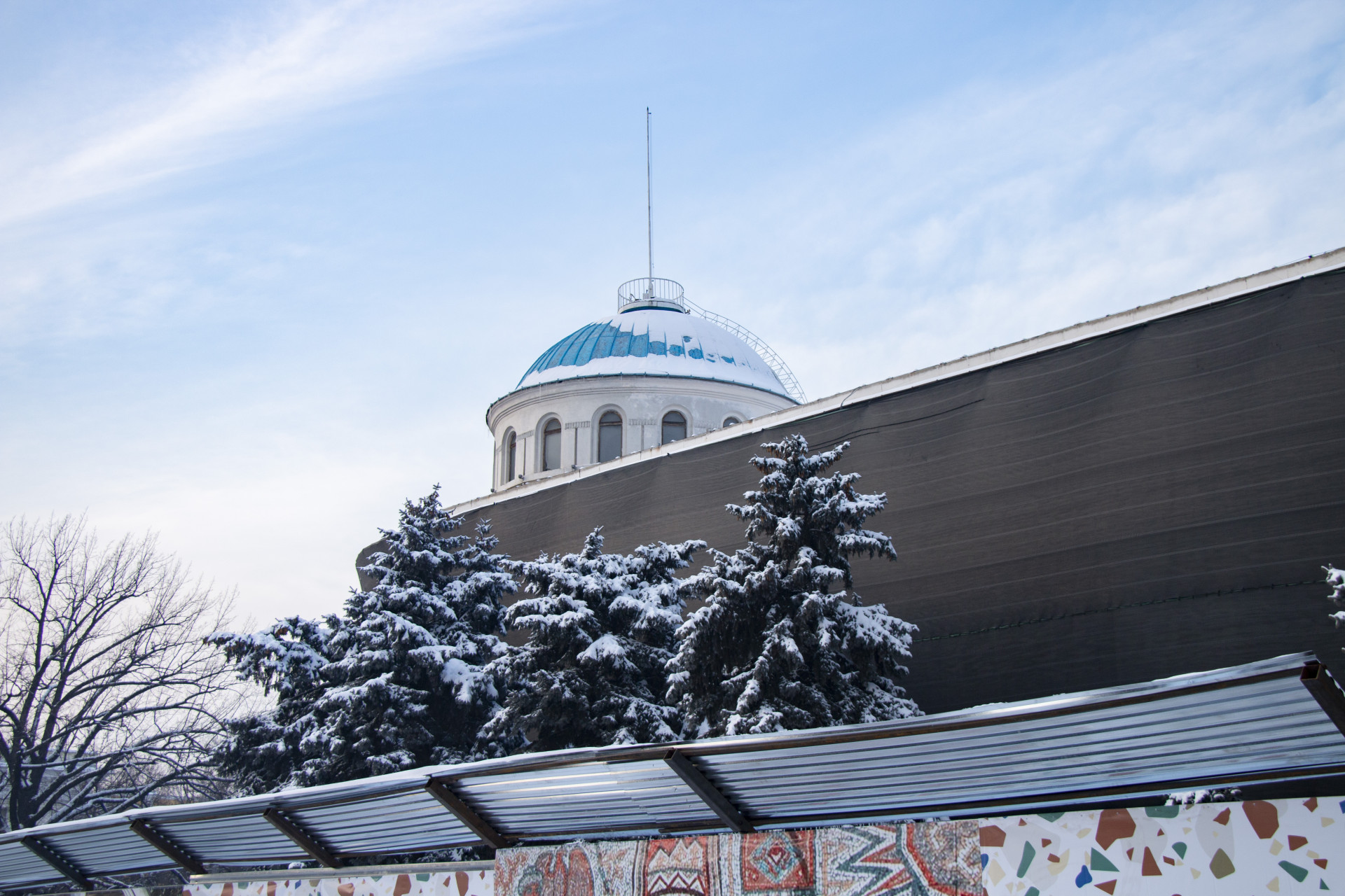 Здание акимата Алмалинского района Алматы обнесено забором на время реконструкции, январь 2026 года