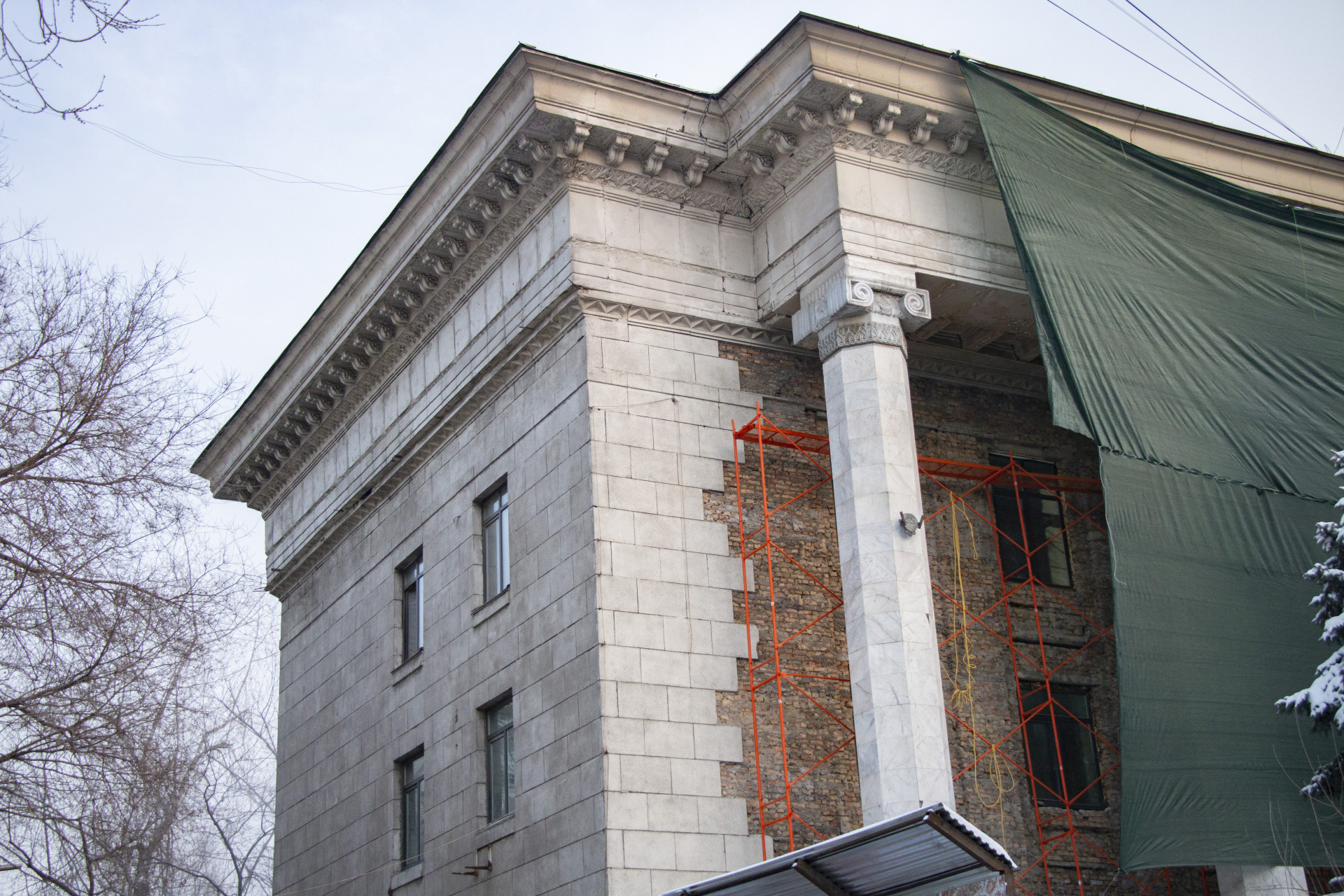 Демонтаж плитки на здании акимата Алмалинского района, реконструкция, январь 2026 года