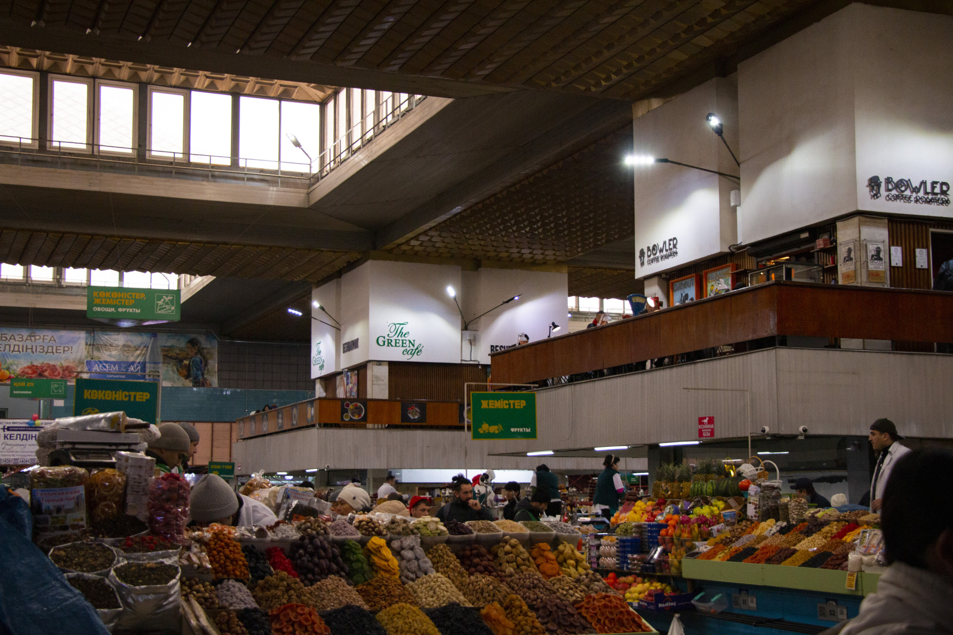 Зелёный базар внутри. Съёмка от 26 февраля 2026 года.