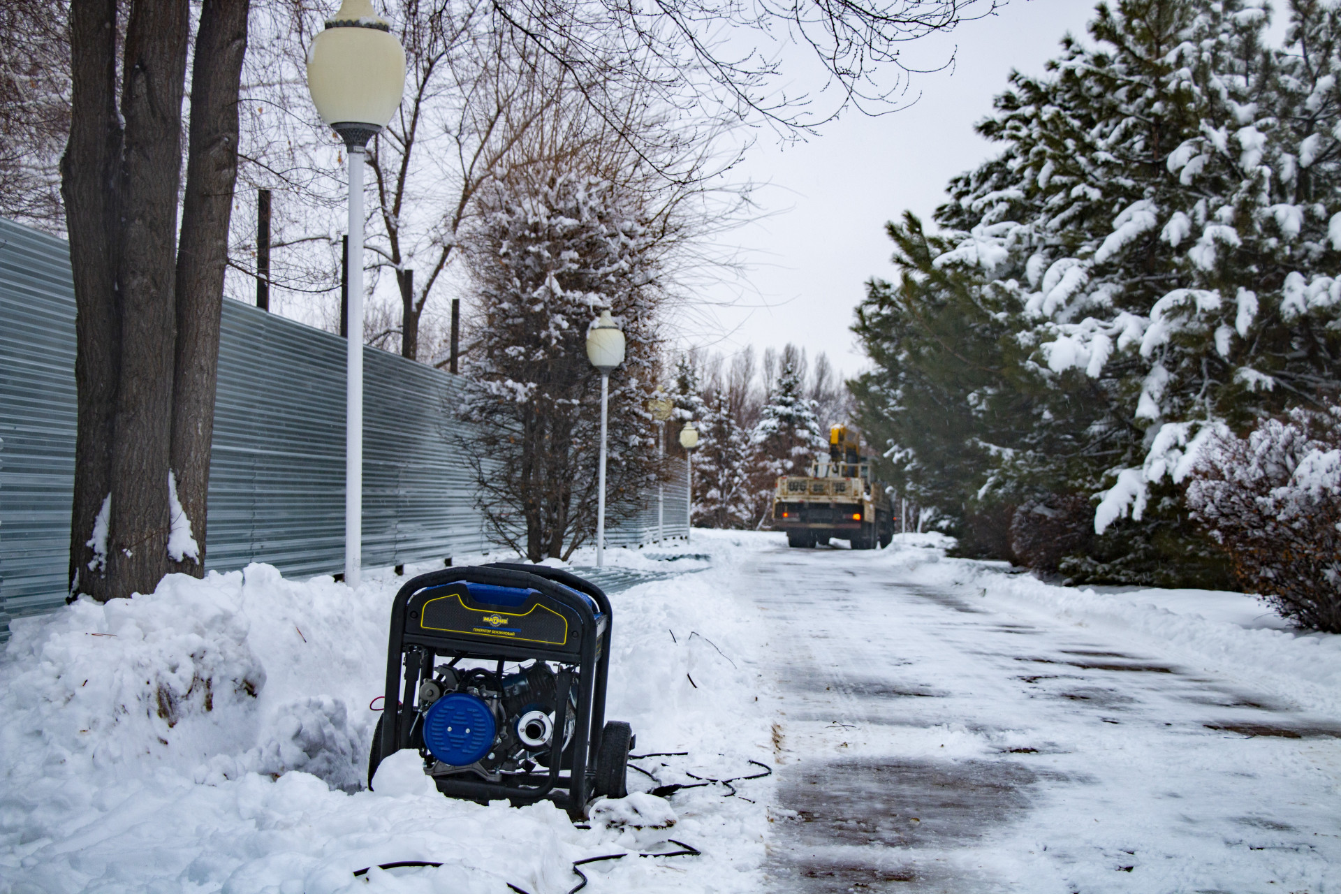 Строительная техника на территории Парка первого президента в Алматы. Съёмка от 26 февраля 2026 года.