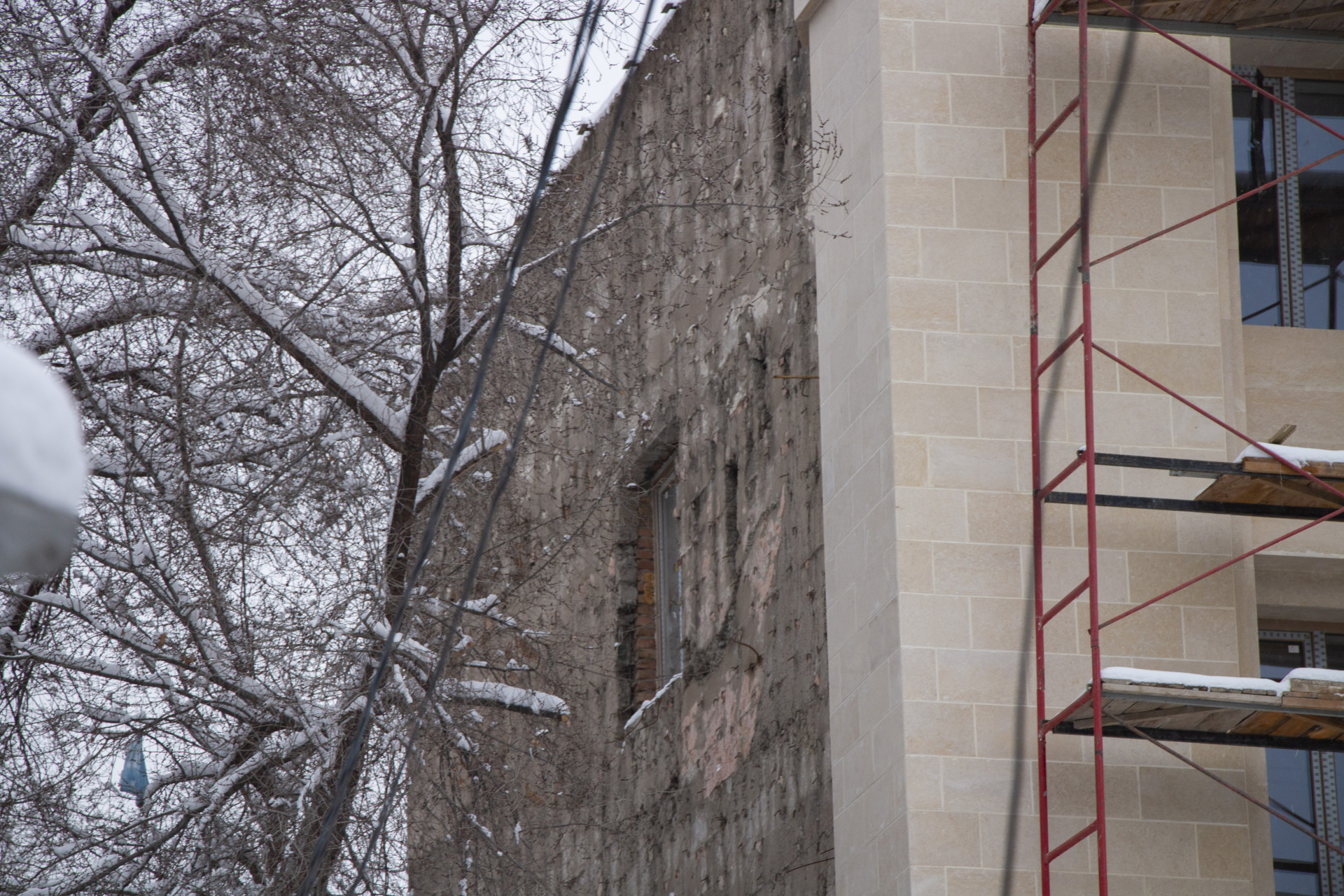 Отделка фасада здания аппарата акима Ауэзовского района Алматы, съёмка от 26 февраля 2026 года