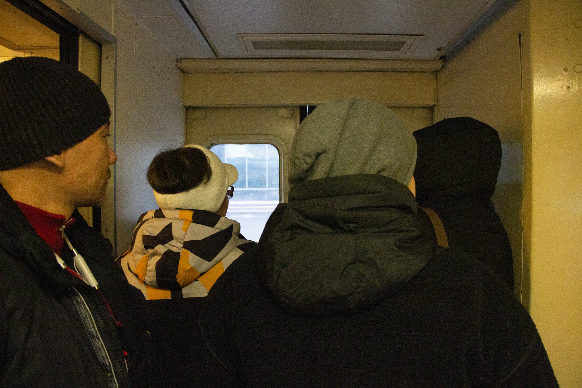 Пассажиры выходят из вагона электрички Конаев - Алматы