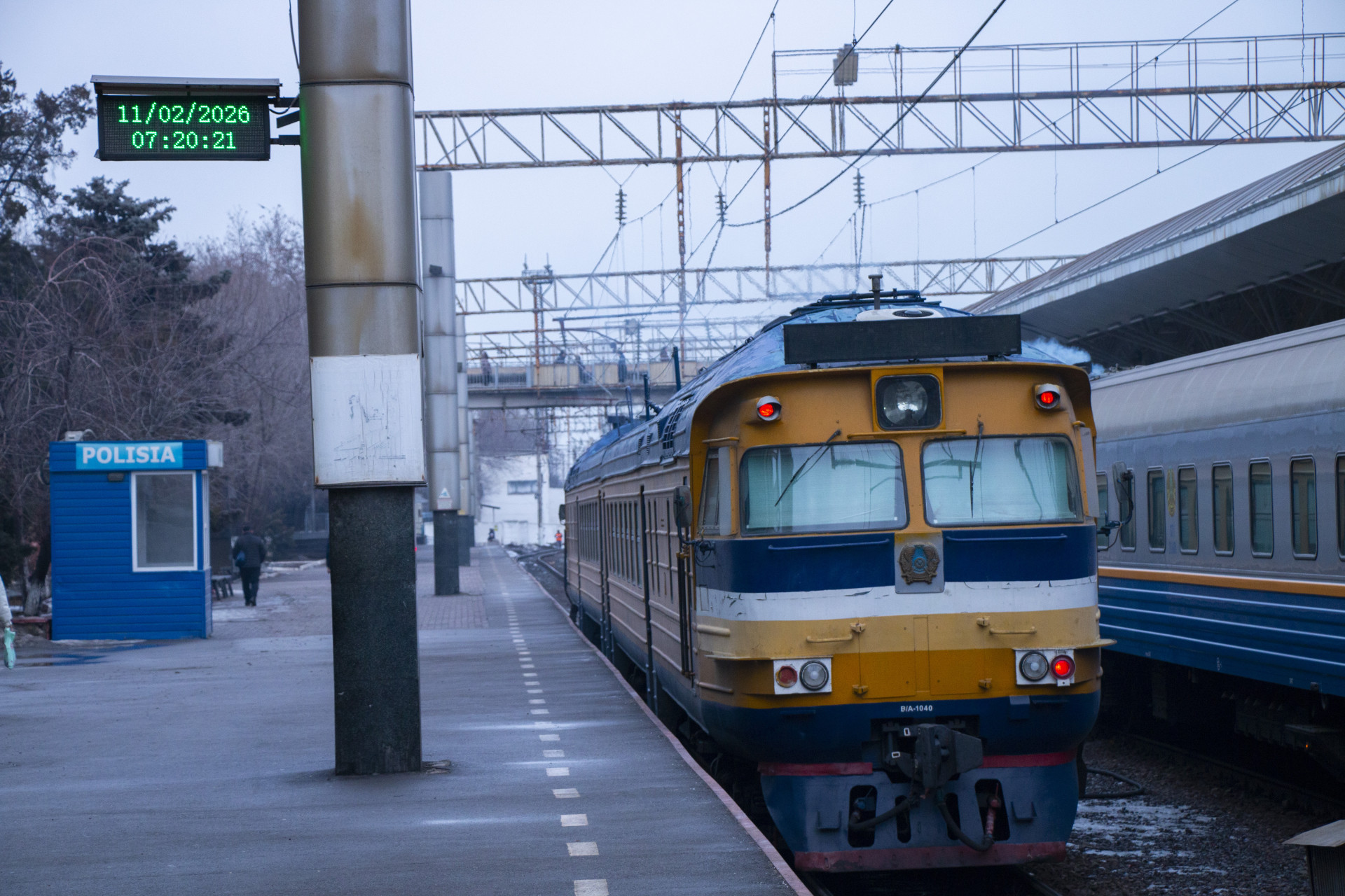 Электричка Конаев - Алматы на путях вокзала Алматы-1