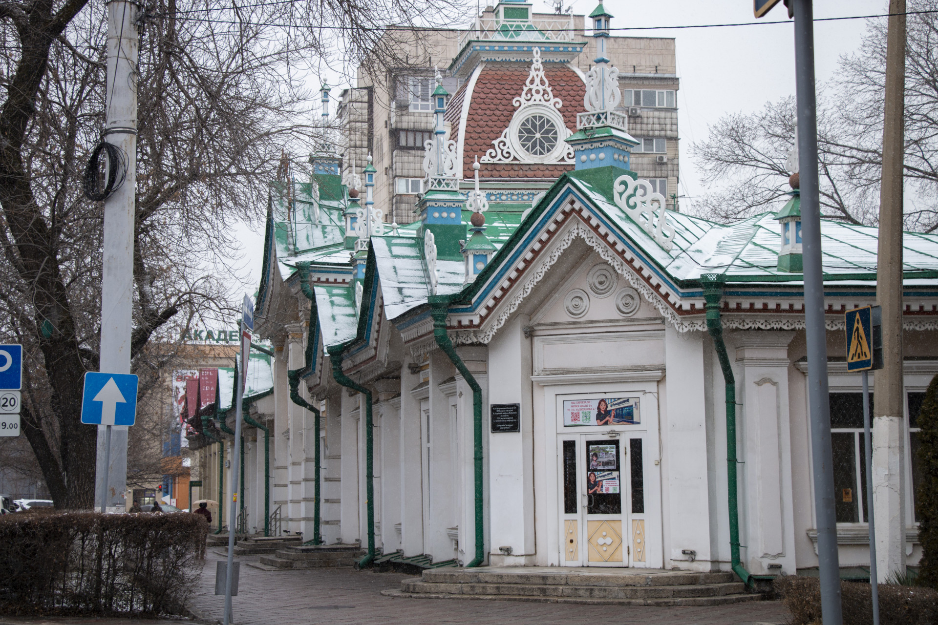 Дом тканей "Кызыл Тан", общий план. Съёмка от 26 февраля 2026 года.