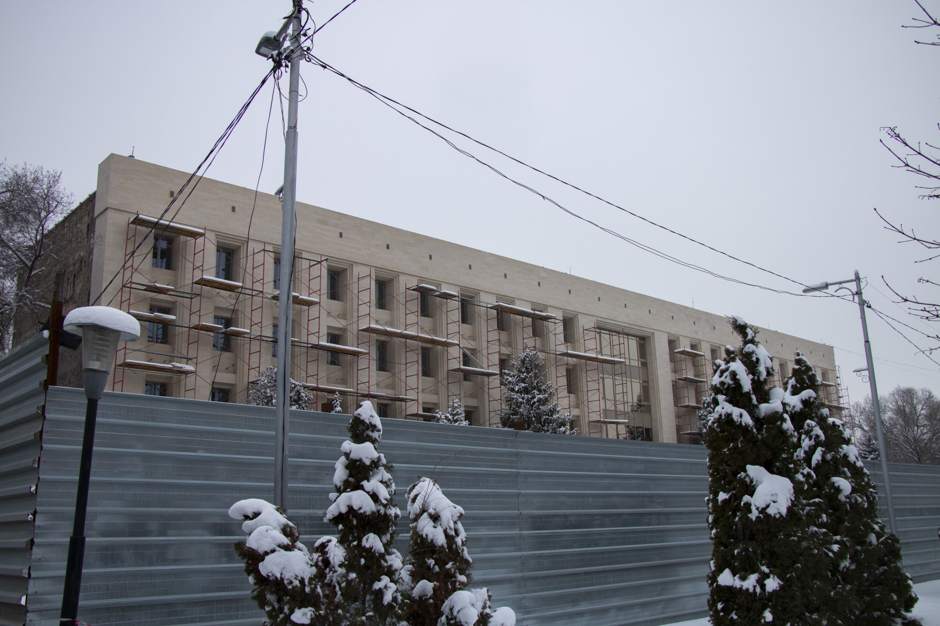 Ремонт здания аппарата акима Ауэзовского района Алматы, съёмка от 26 февраля 2026 года