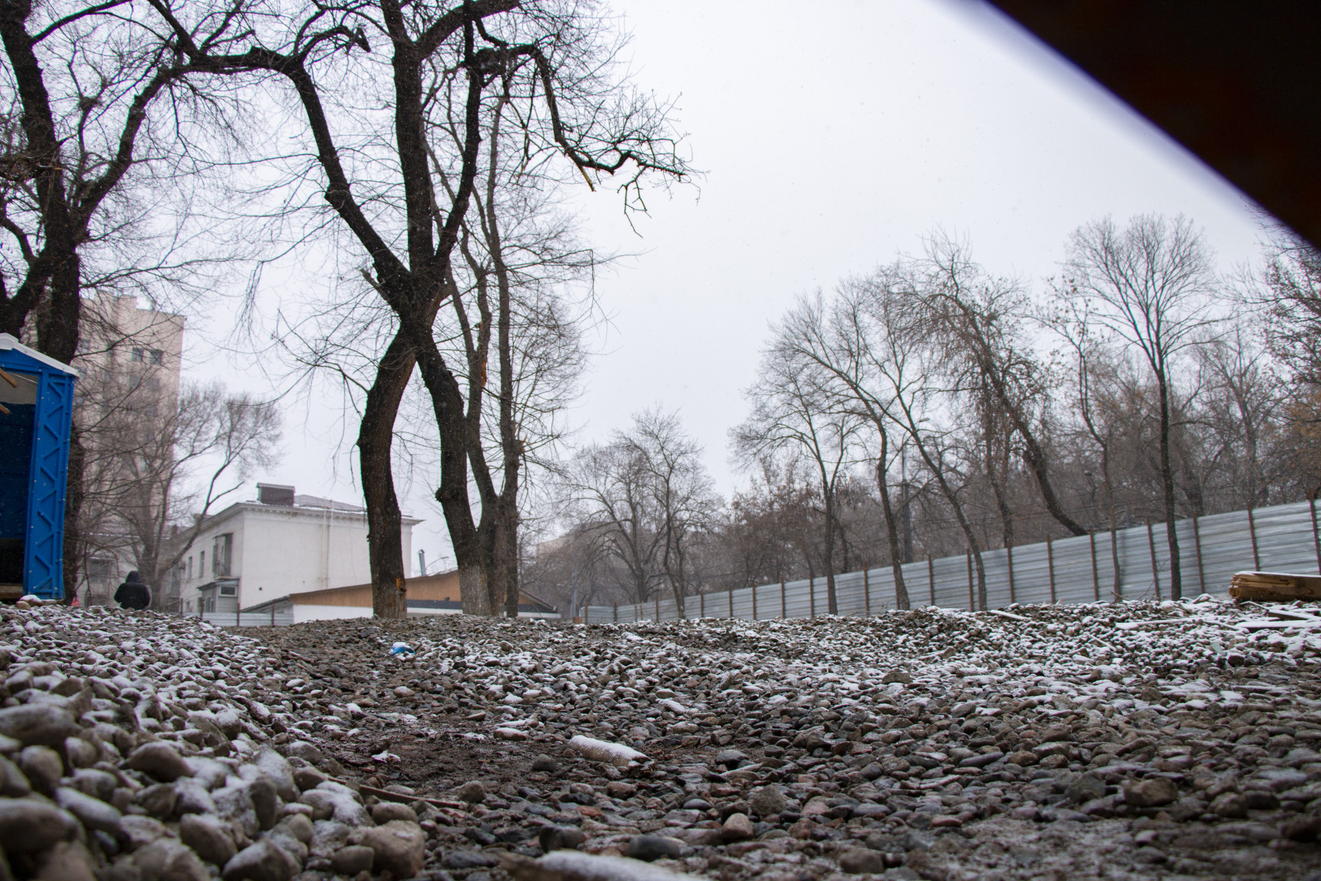 Пустырь на месте снесённой гостиницы "Жетысу", Алматы. Снято 24 февраля 2026 года.