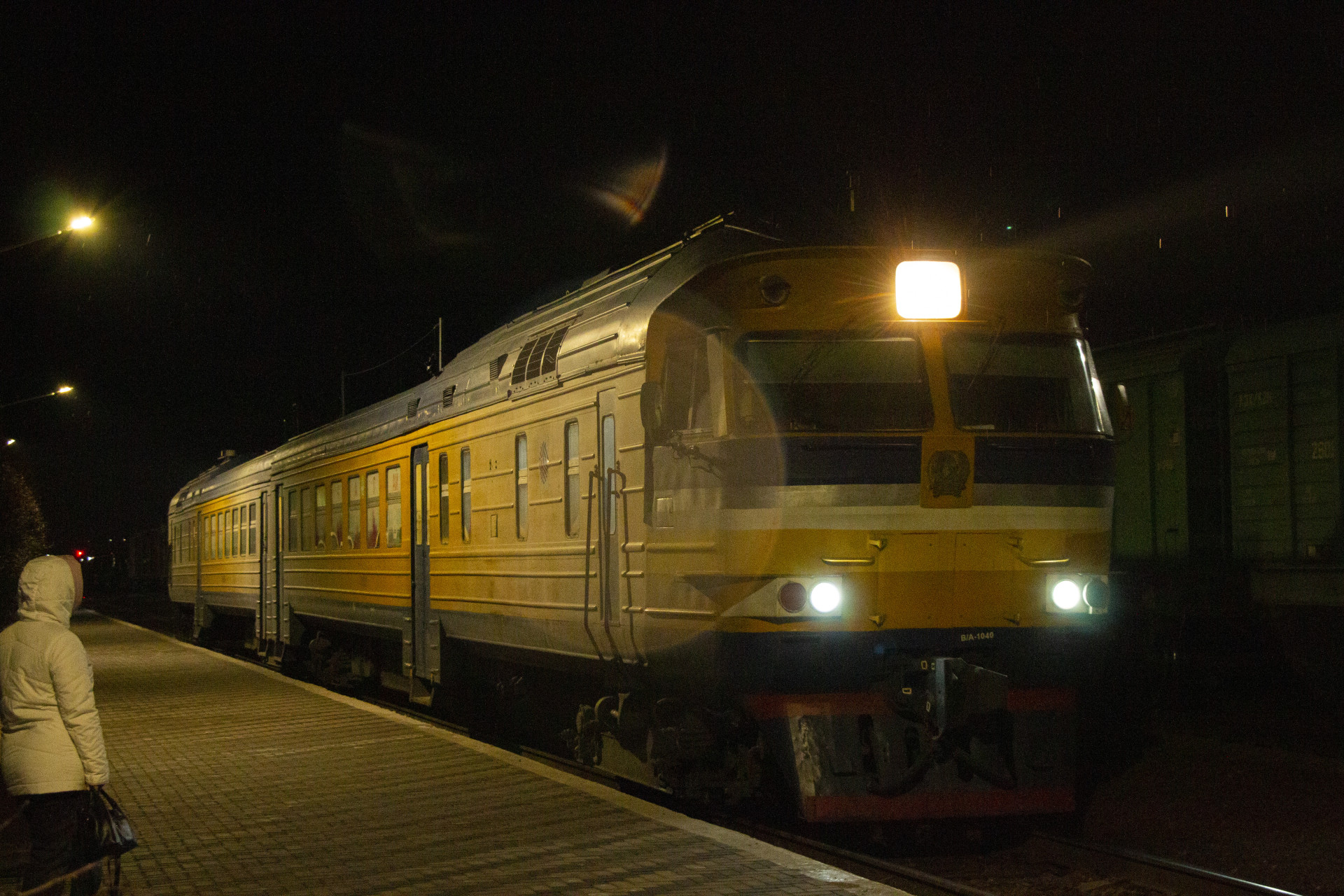 Электричка Конаев - Алматы на перроне станции Капшагай 