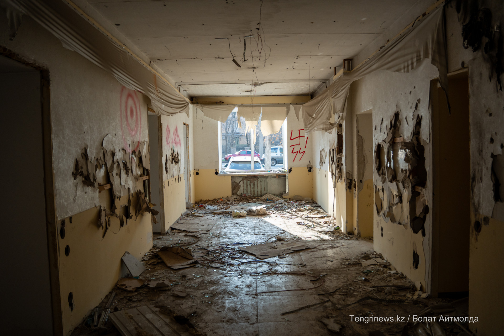 Интерьер заброшенной больницы Турксиба: разрушенные стены и порванные потолки внутри