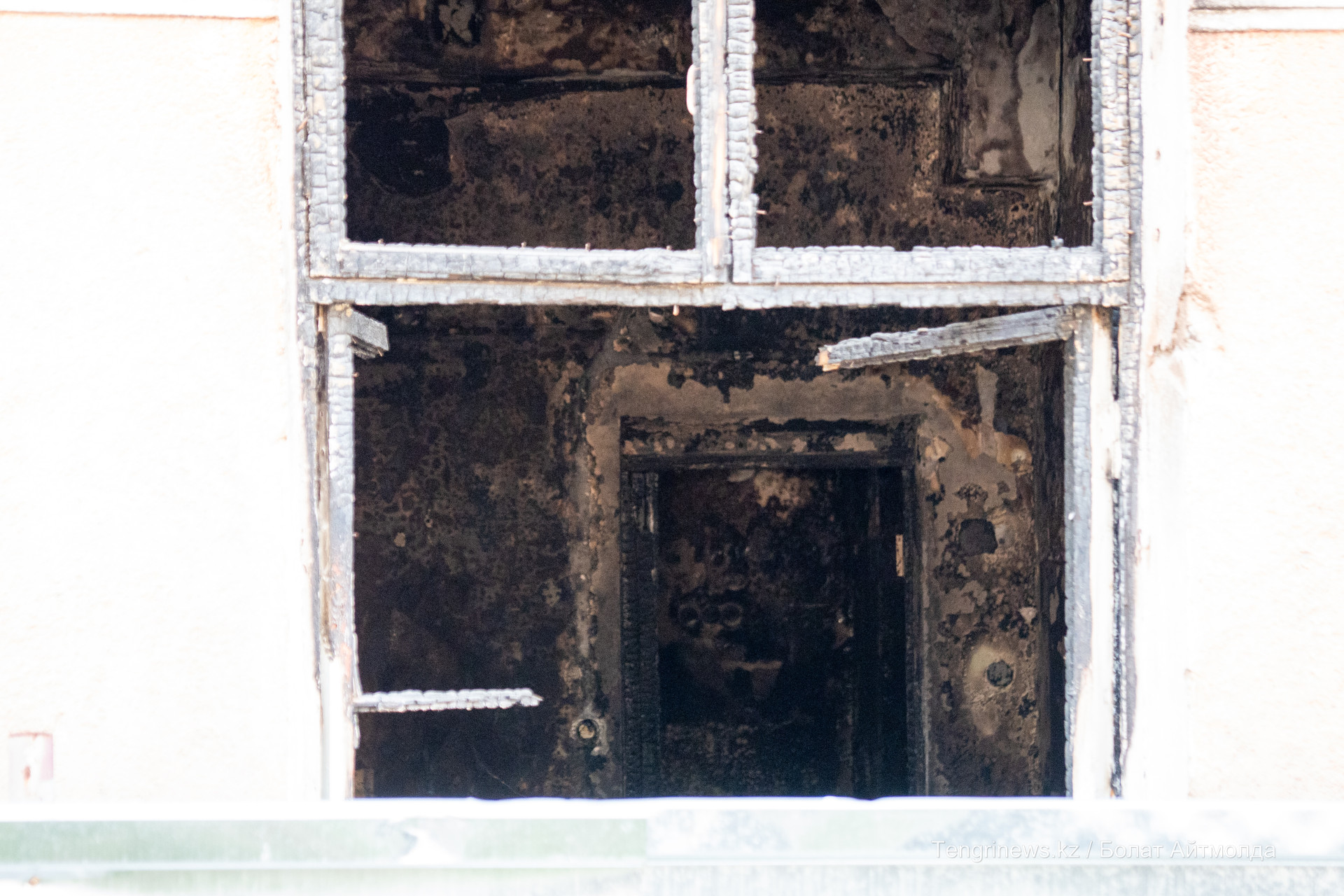 Обугленный фасад памятника архитектуры Алматы после пожара в 2024 году