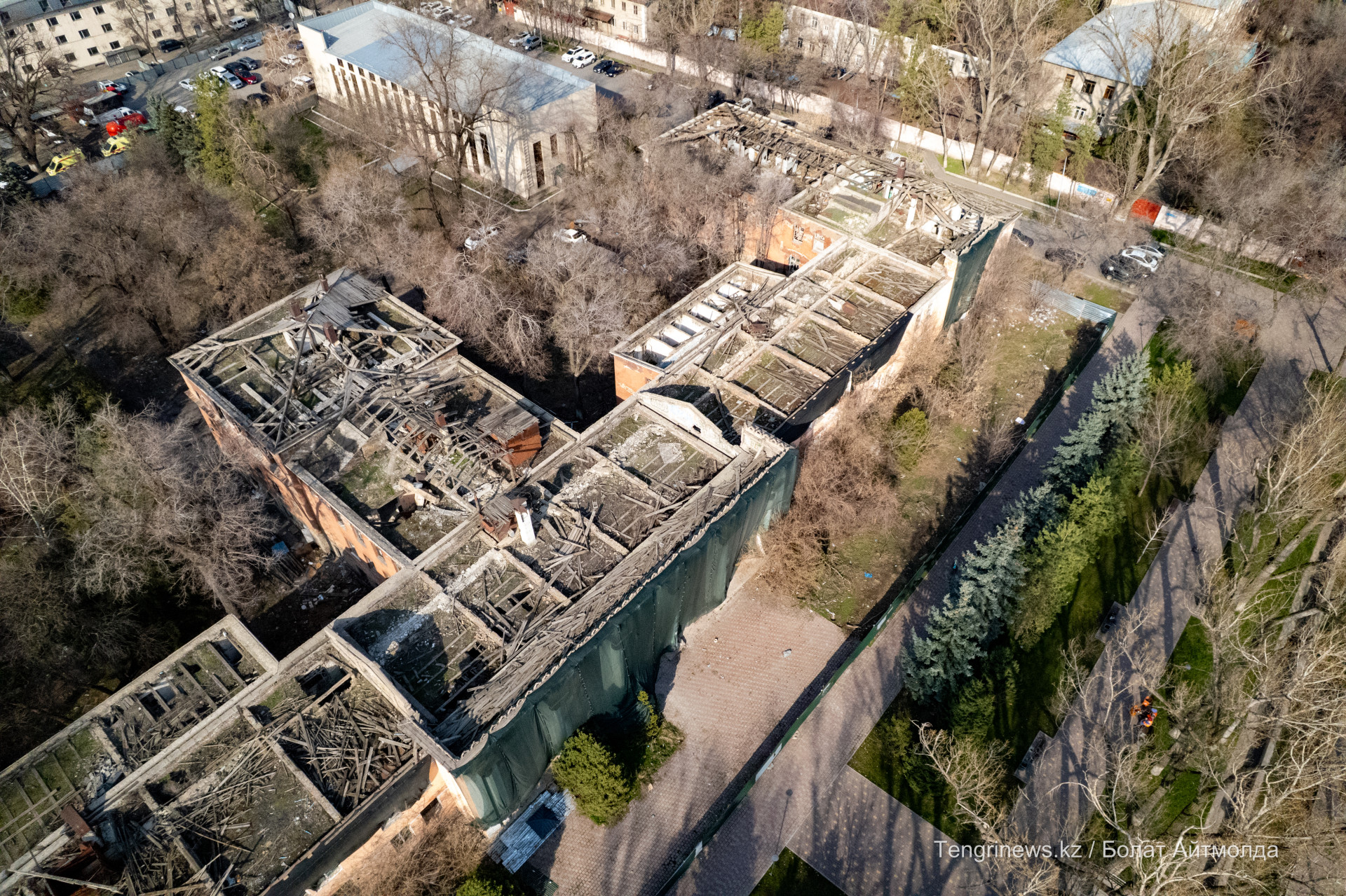 Кровли на бывшей больнице Турксиба уже нет, съёмка от 26 марта 2026 года