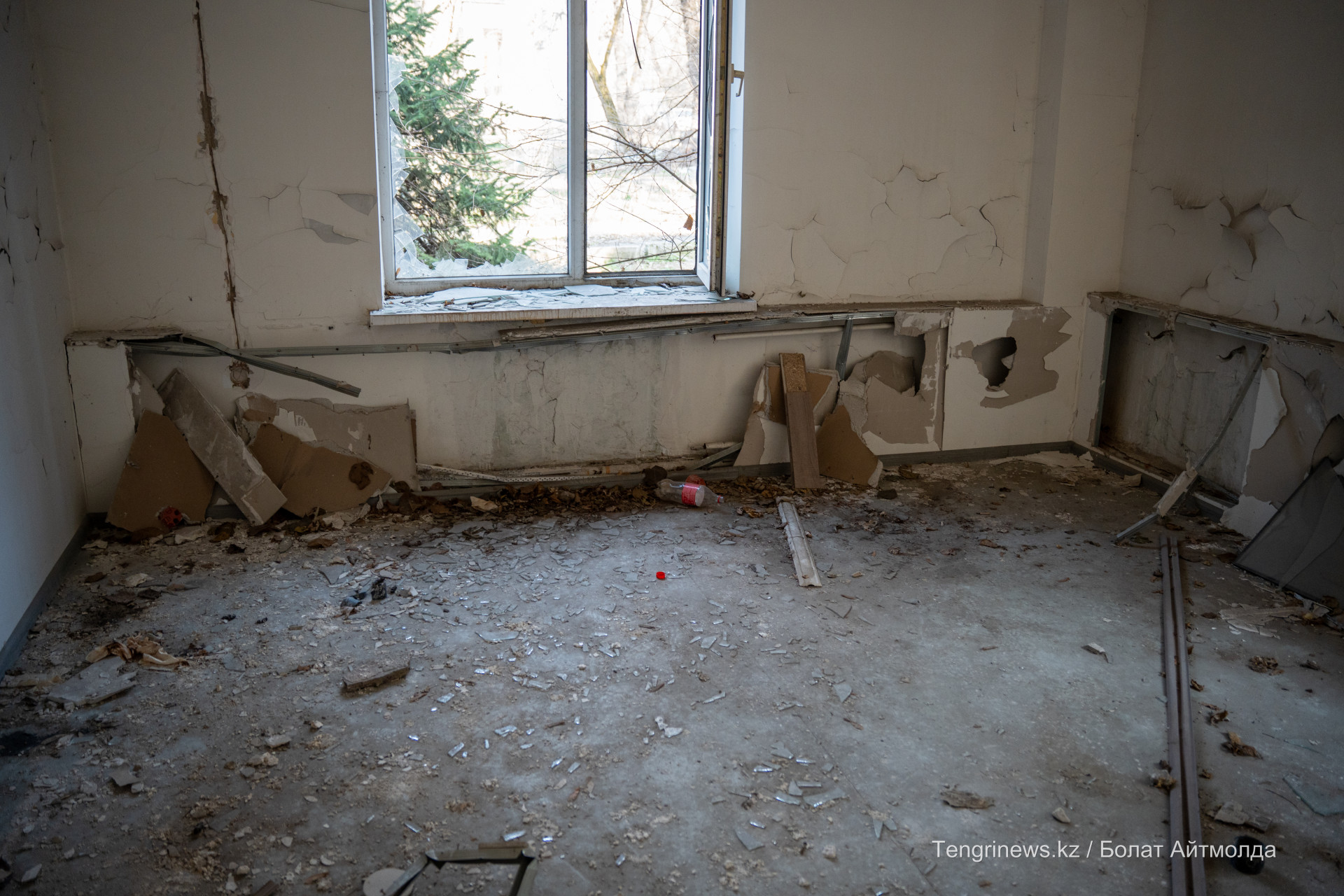 Следы срезанных батарей отопления внутри заброшенного памятника архитектуры Алматы