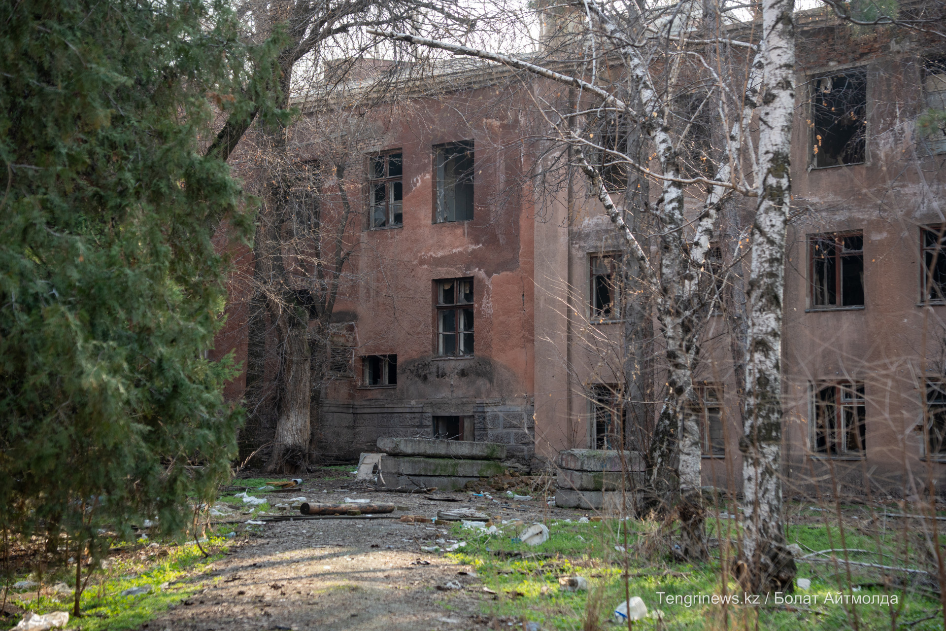 На территории больницы Турксиба