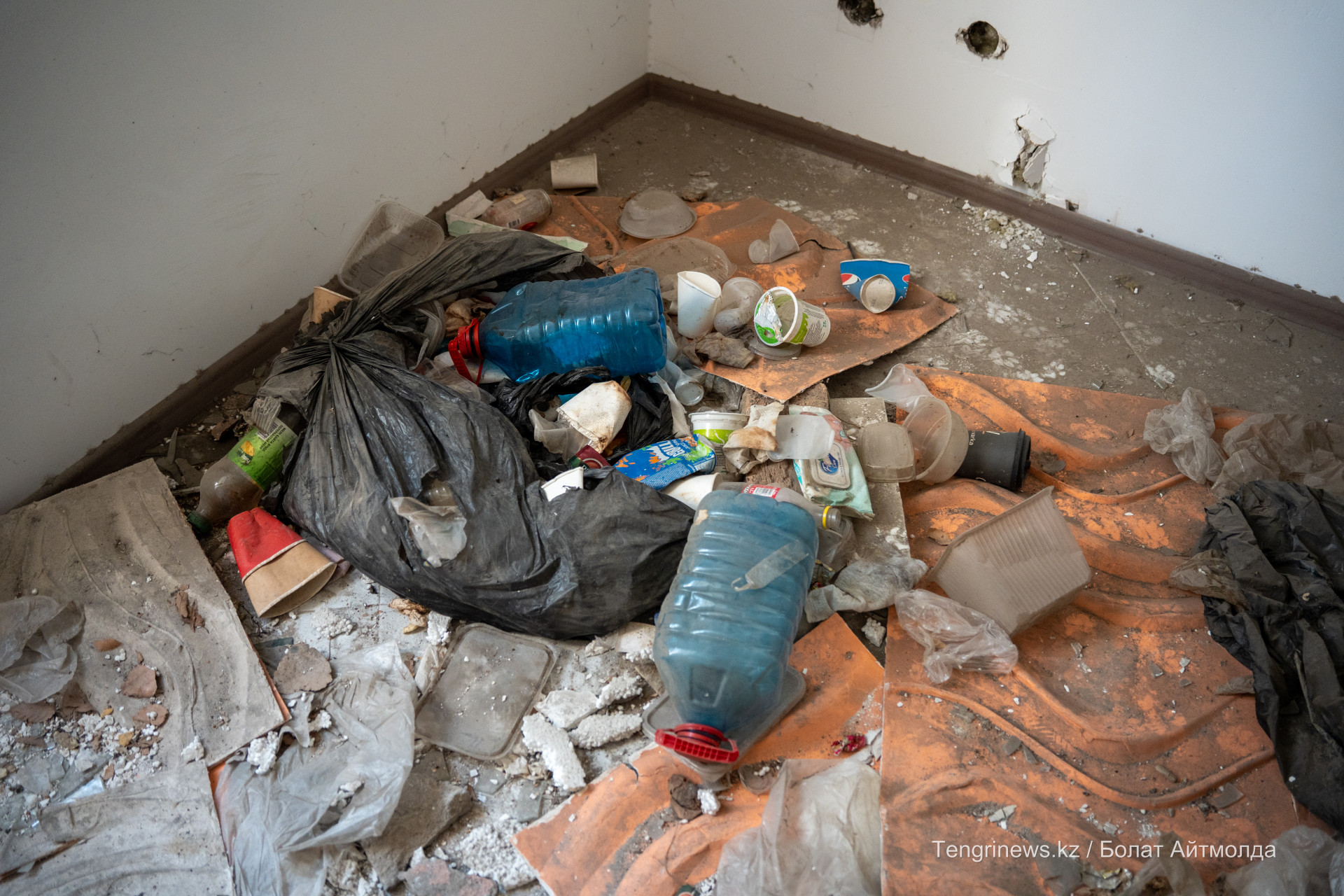 Кучи мусора внутри заброшенного здания больницы Турксиба