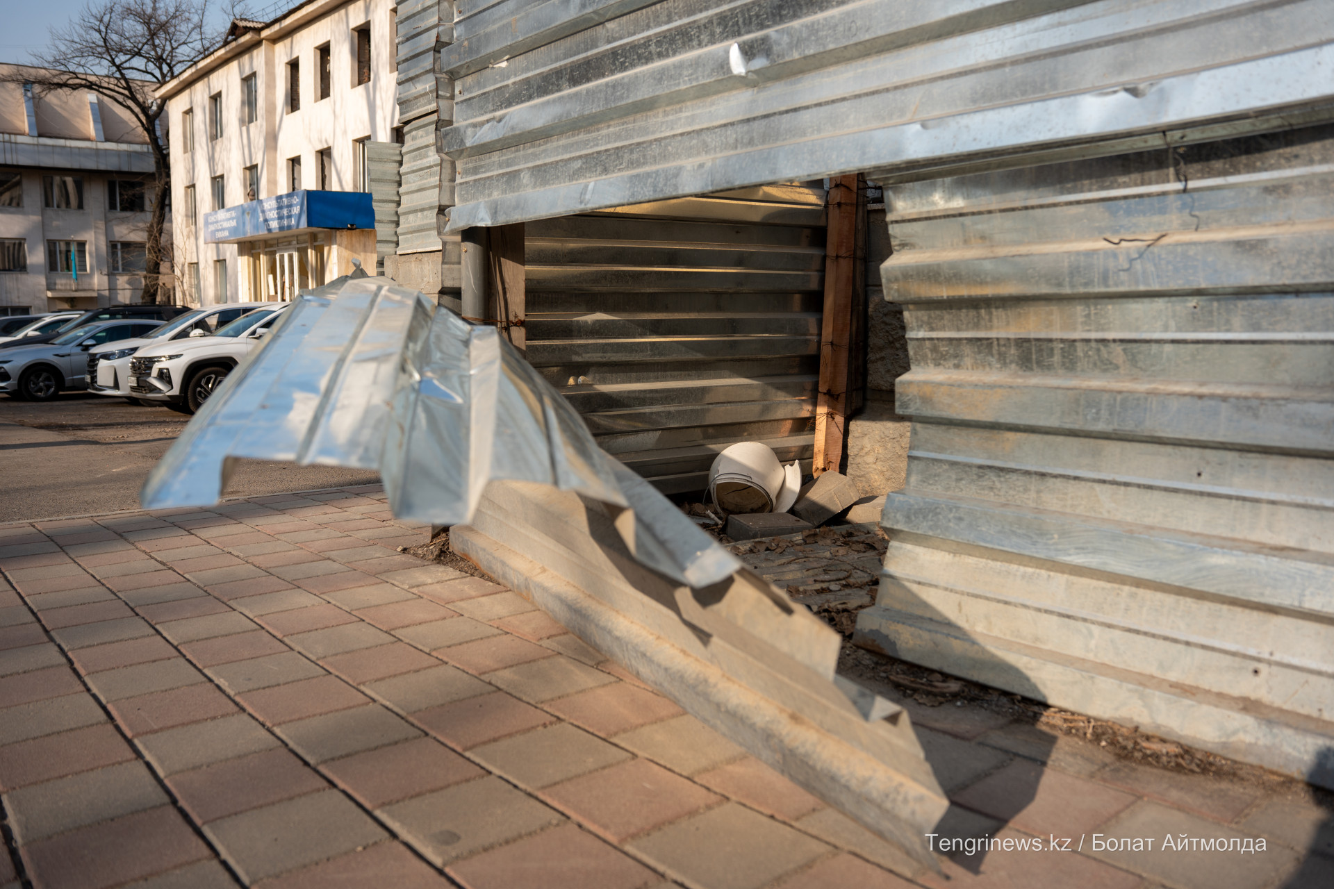 Сломанный забор у больницы Турксиба со стороны Масанчи