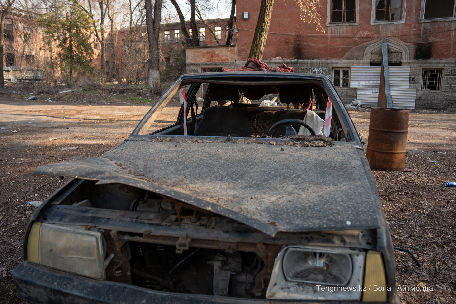 Разгромленный старый автомобиль на территории бывшей больницы в Алматы