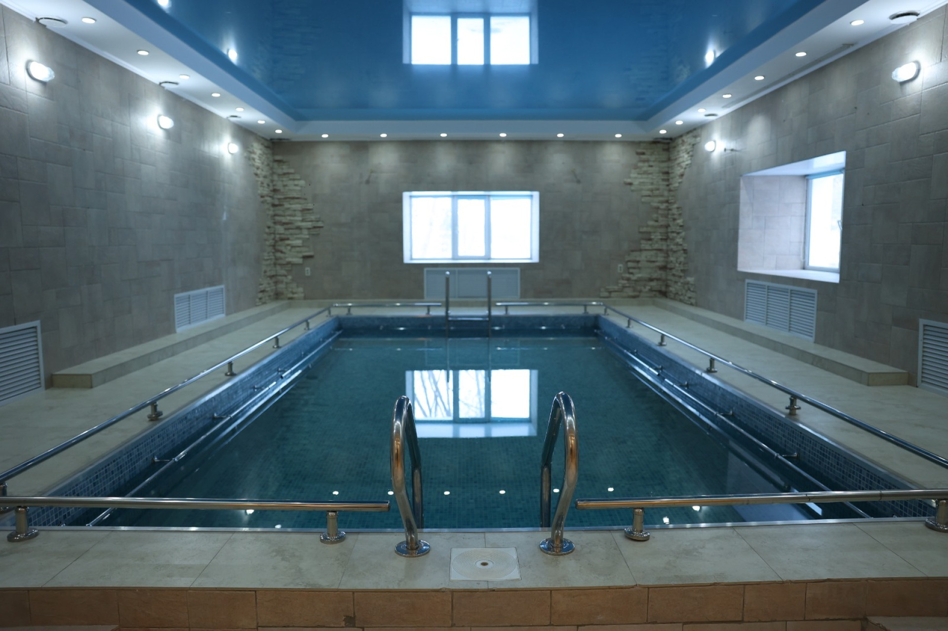 Бассейн в бывшей президентской резиденции в Костанайской области