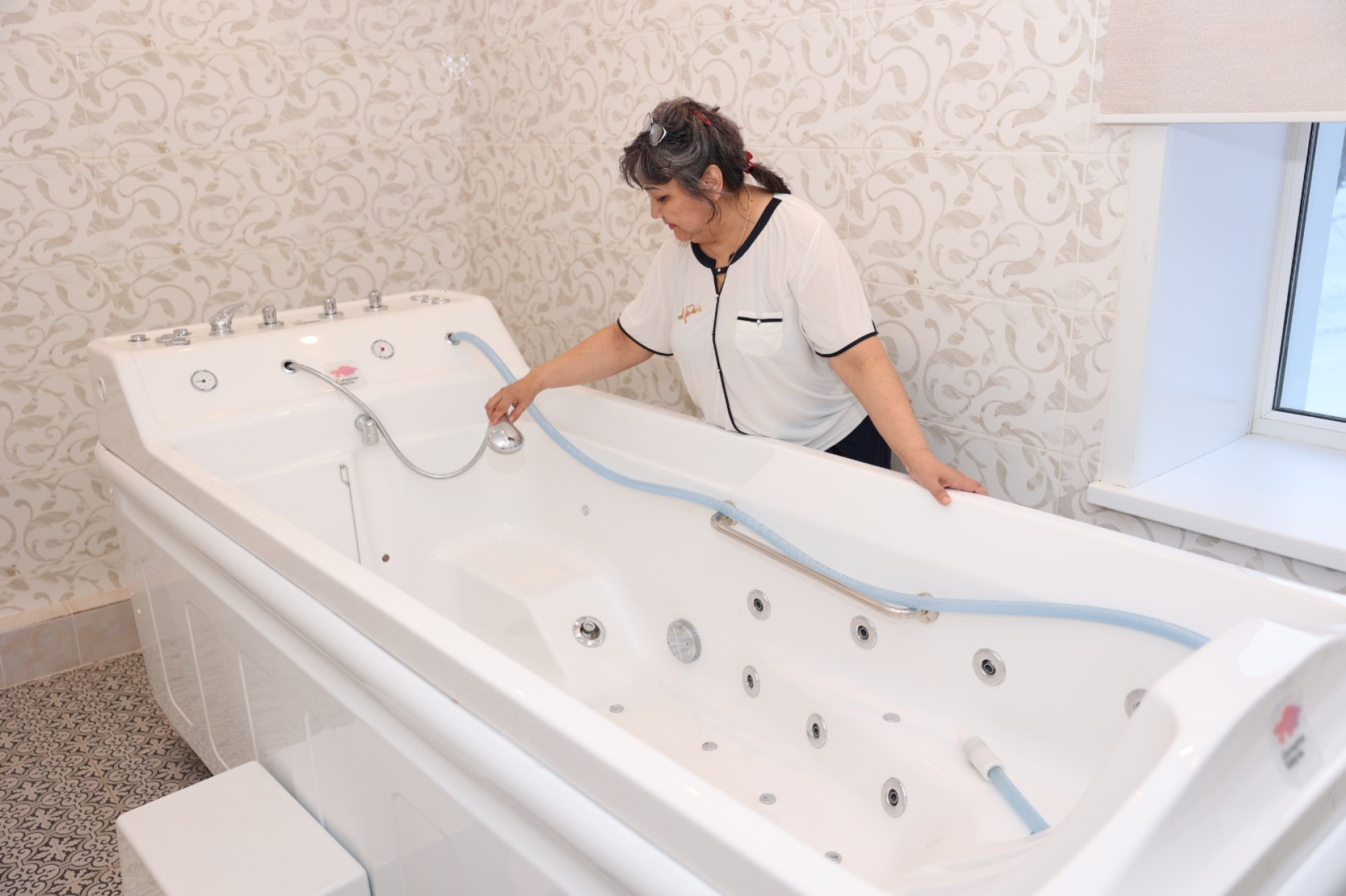 Ванна для процедур в реабилитационном центре для детей на месте бывшей президентской резиденции, Костанайская область 