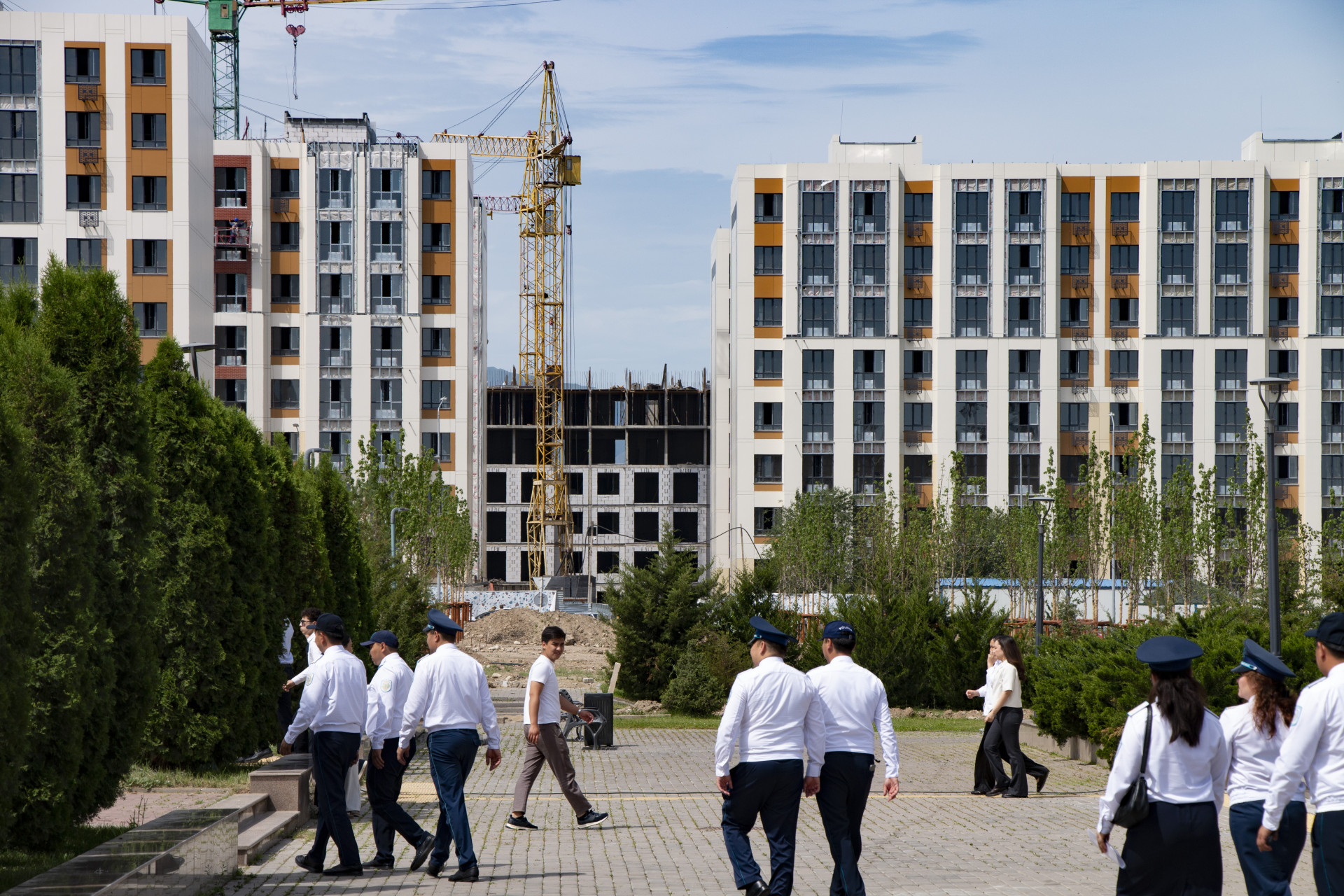 Госслужащие у акимата Наурызбайского района
