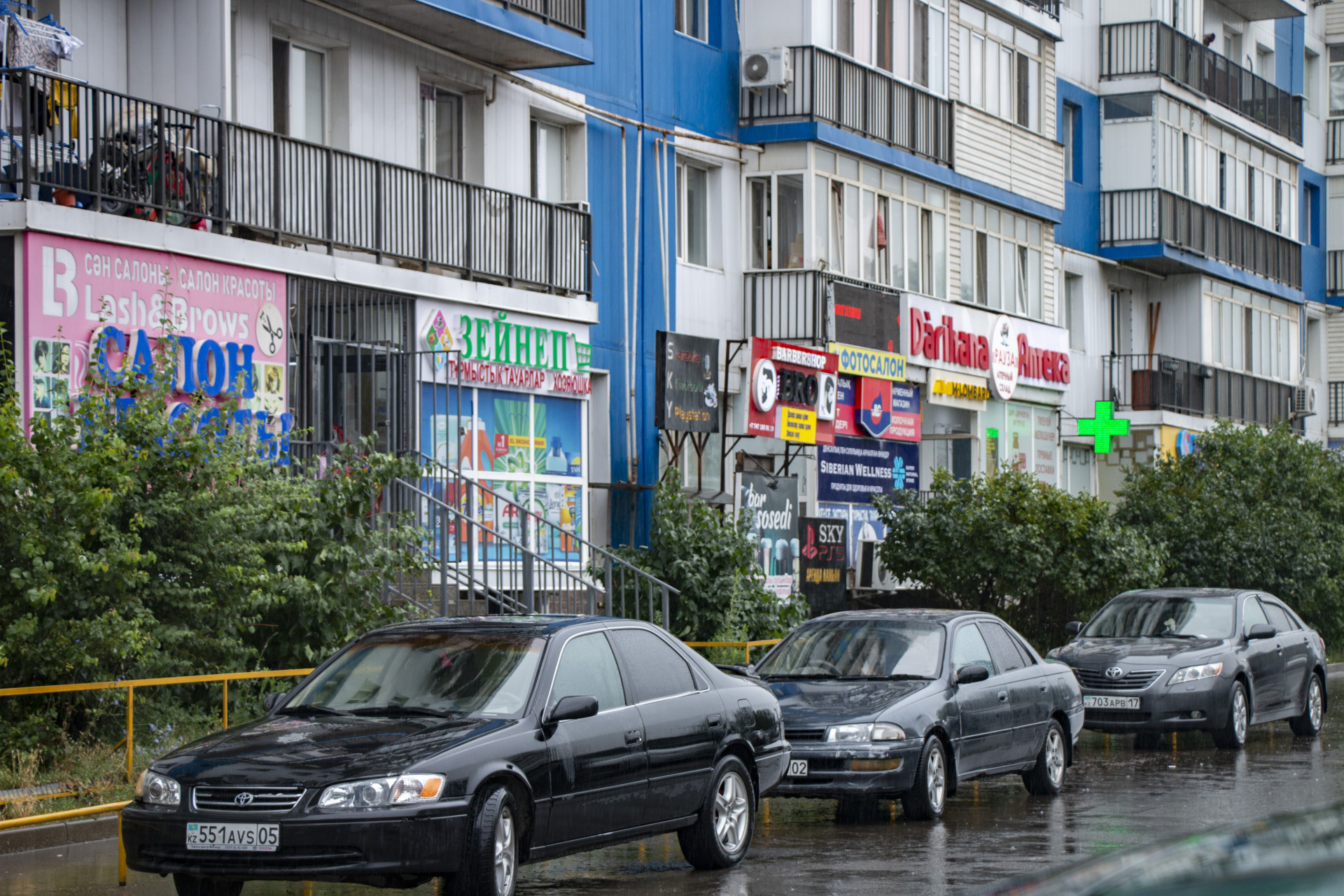 Аптеки и магазины на первых этажах ЖК "Асыл Арман"