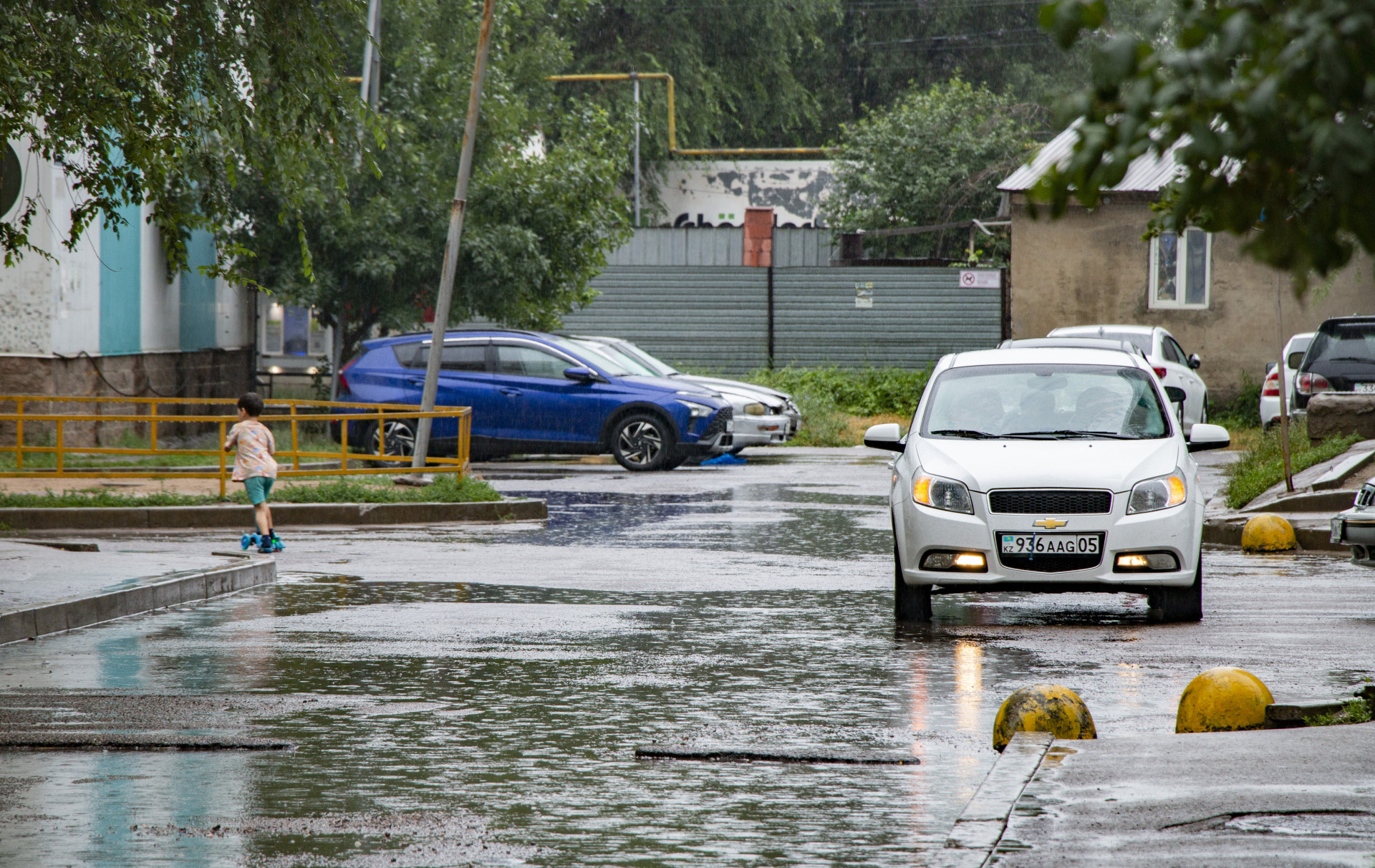 Залитая водой улица в ЖК "Асыл Арман"