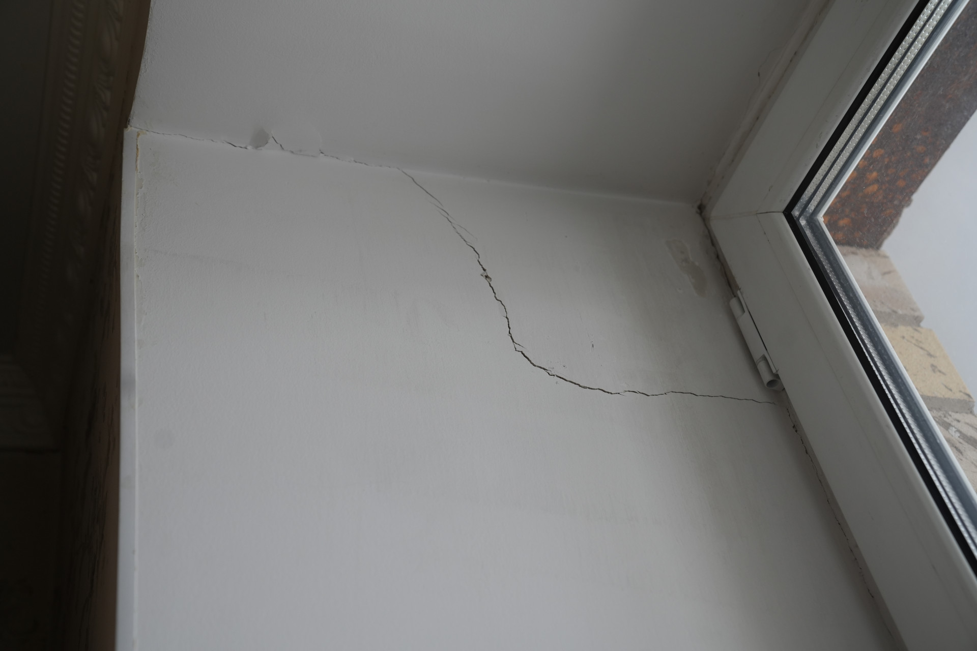 трещины у окна