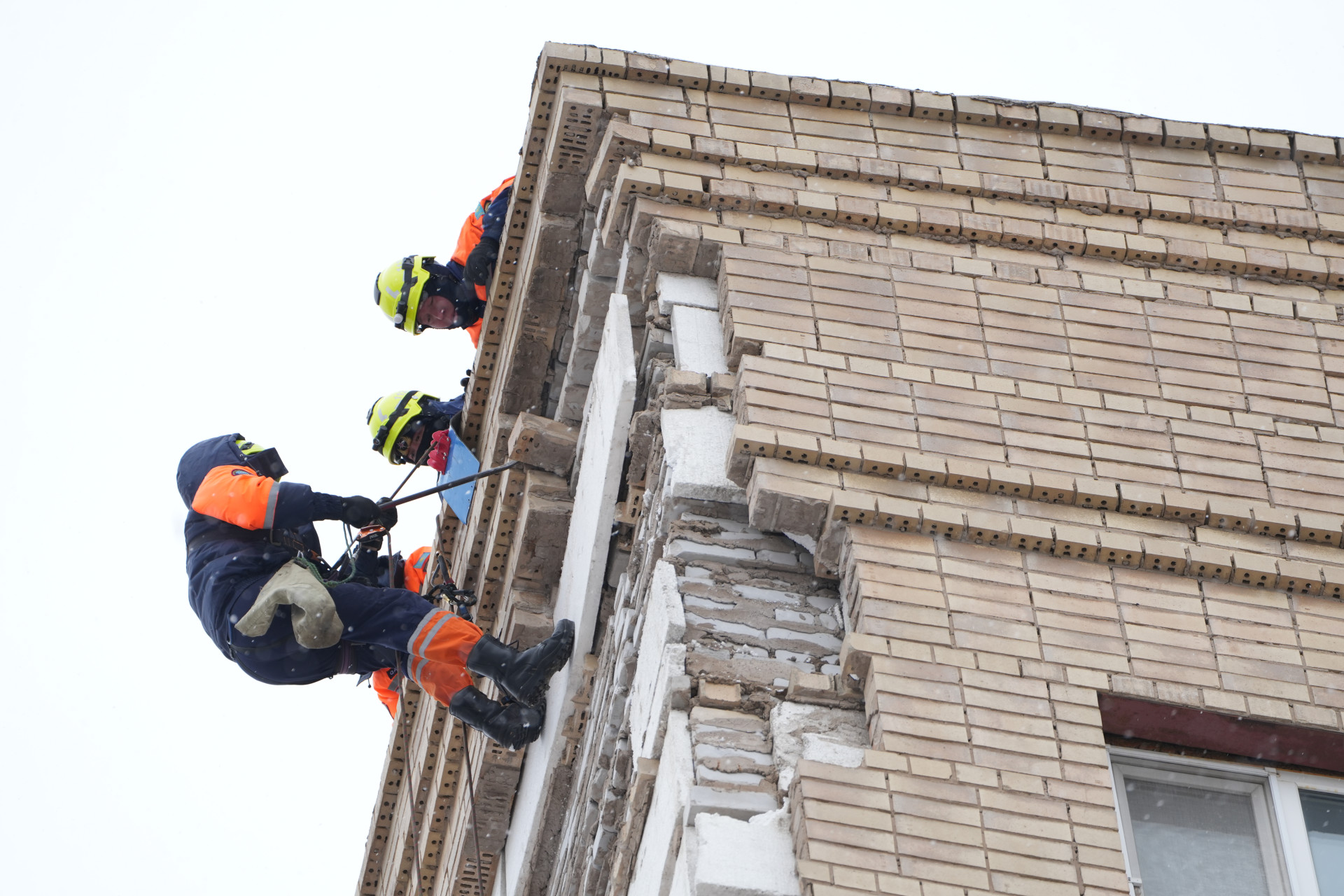 рабочие на крыше
