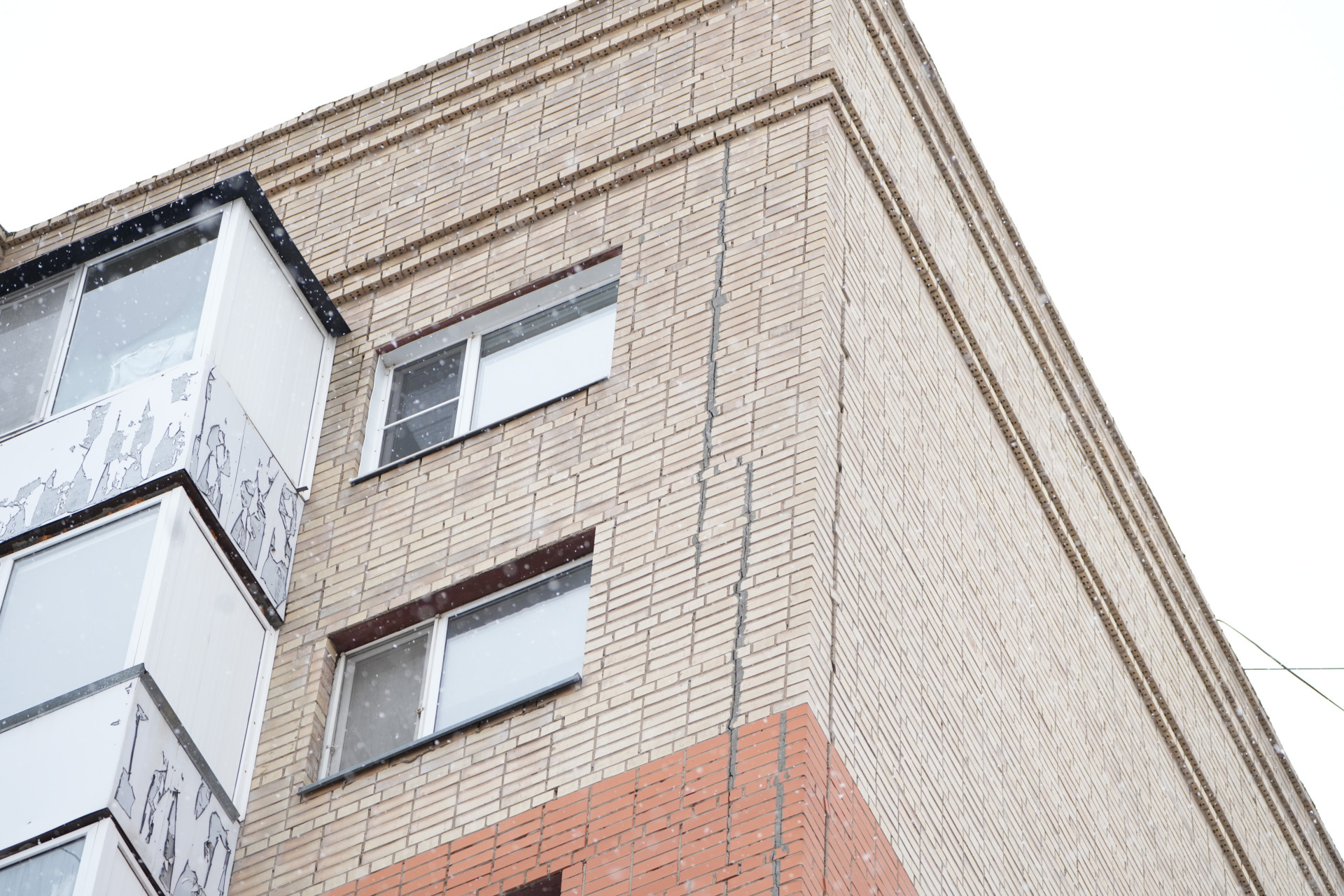 трещины на фасаде