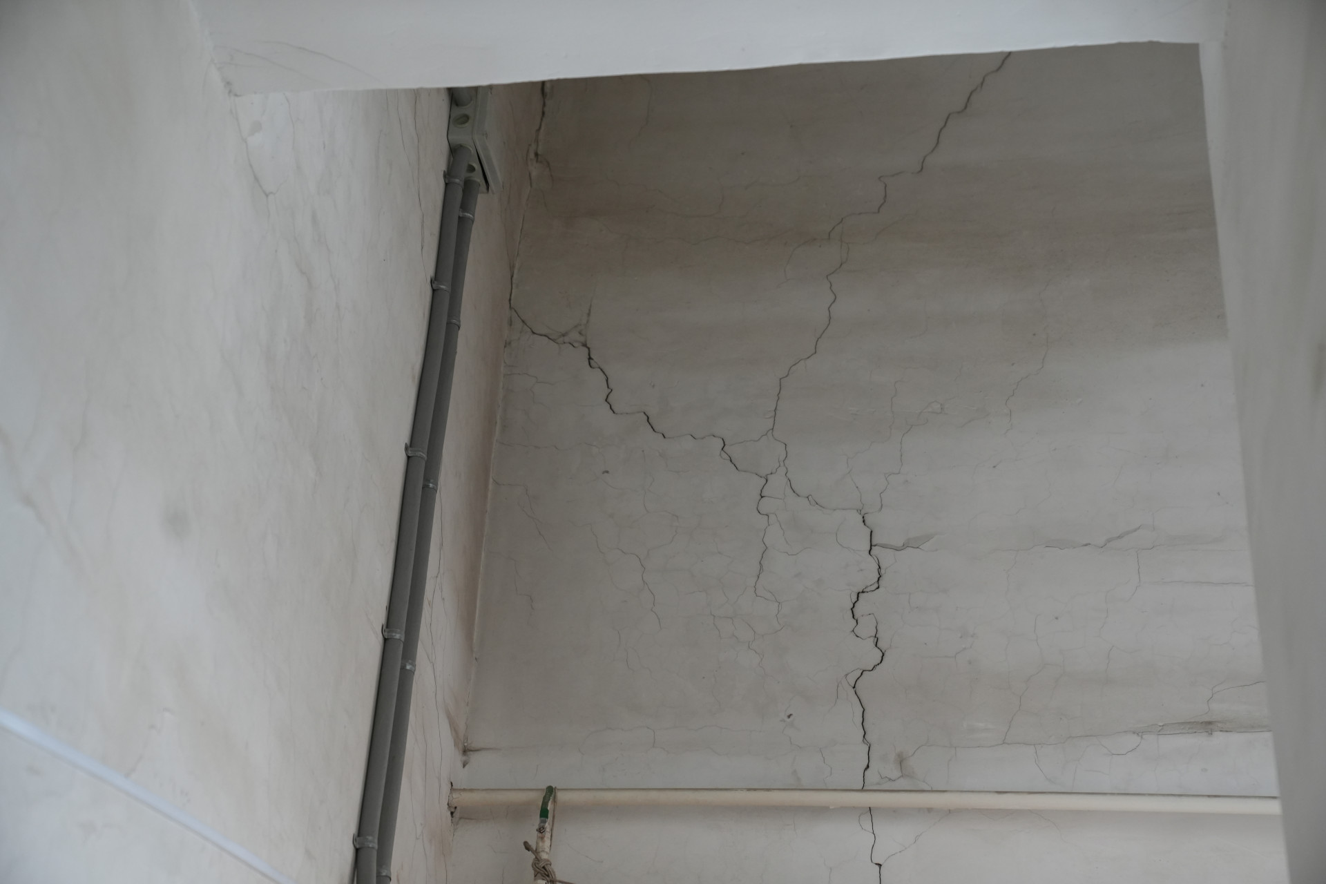 трещины в подъезде