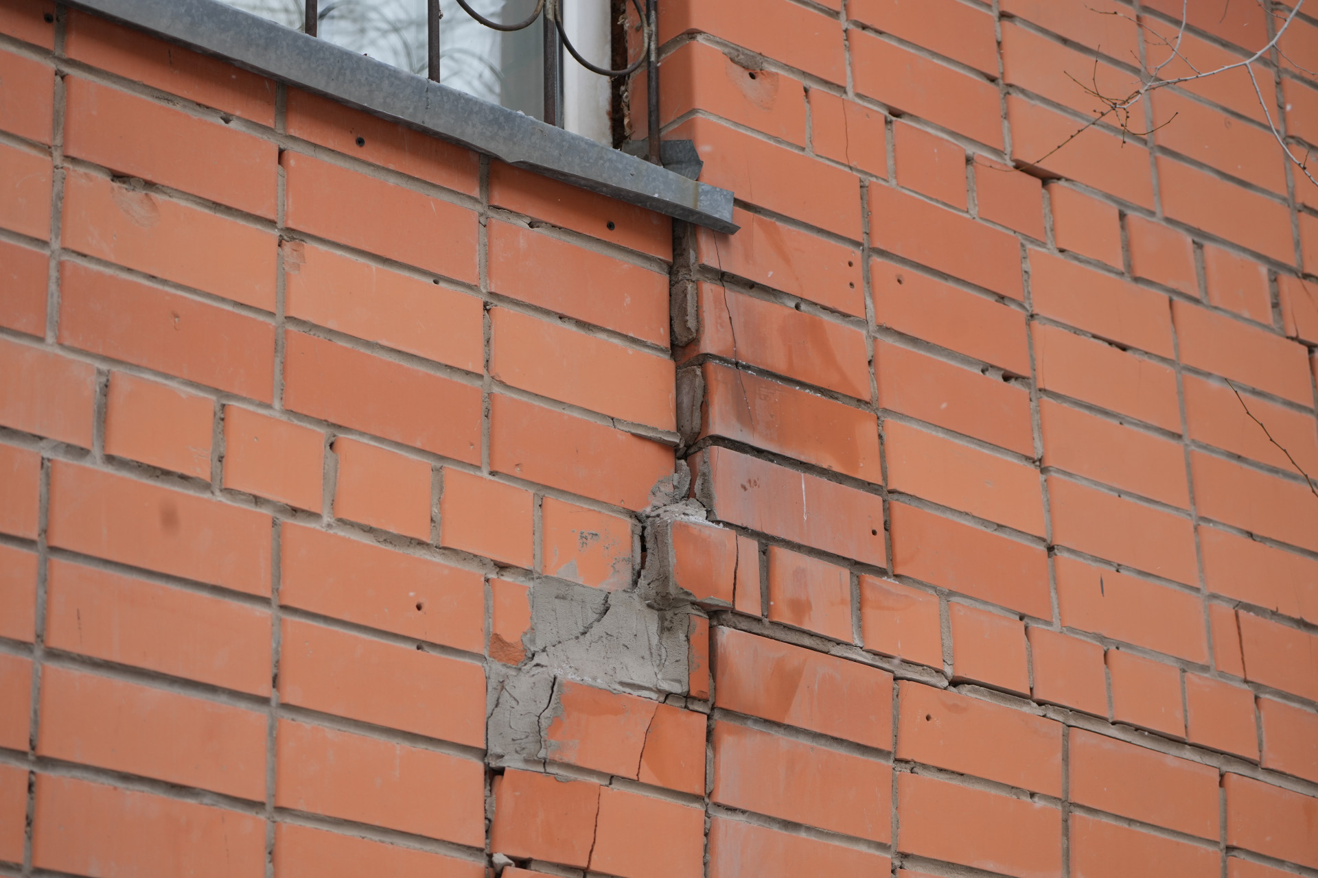 трещины на окне