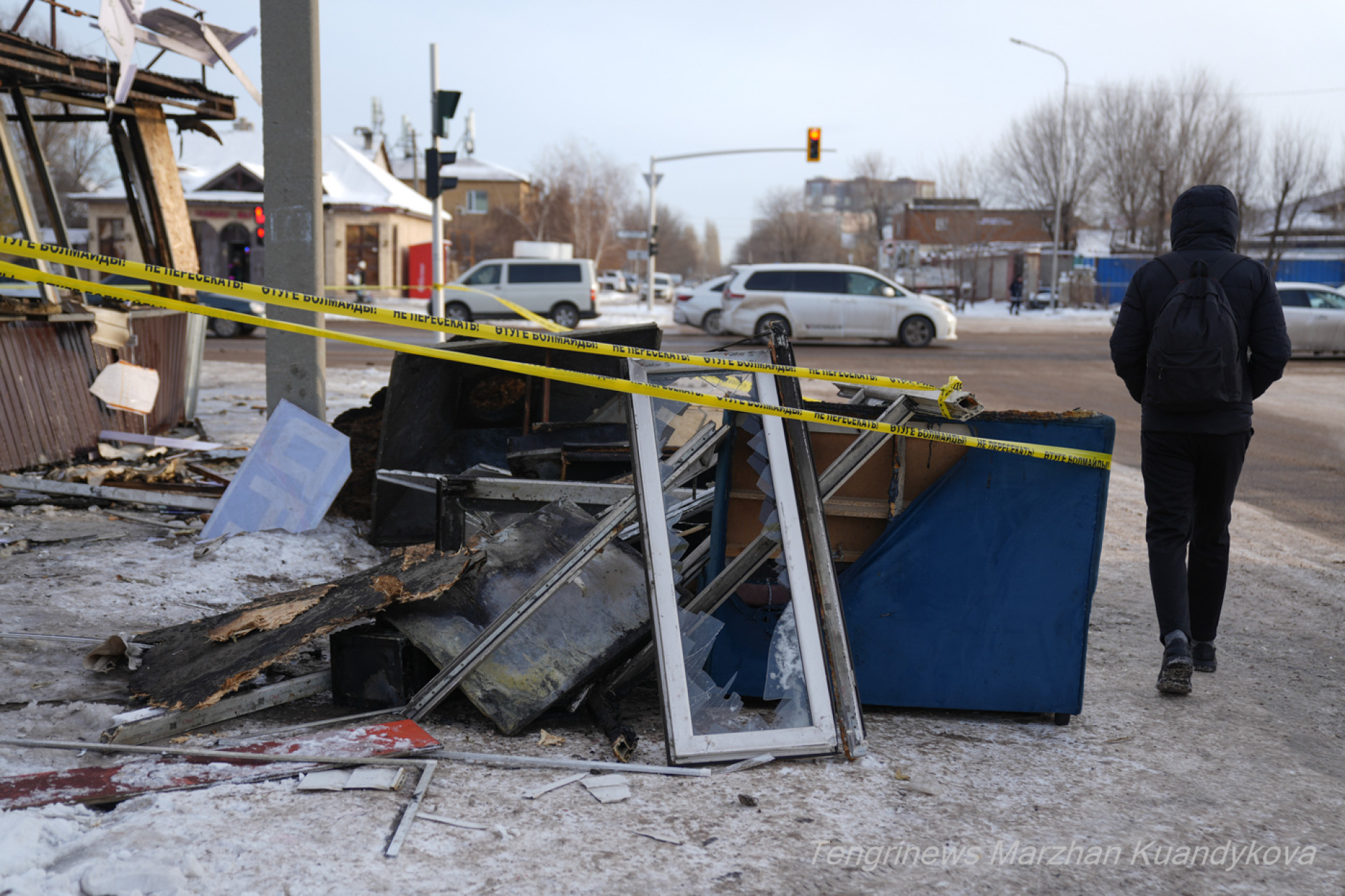 люди рядом со стеклом