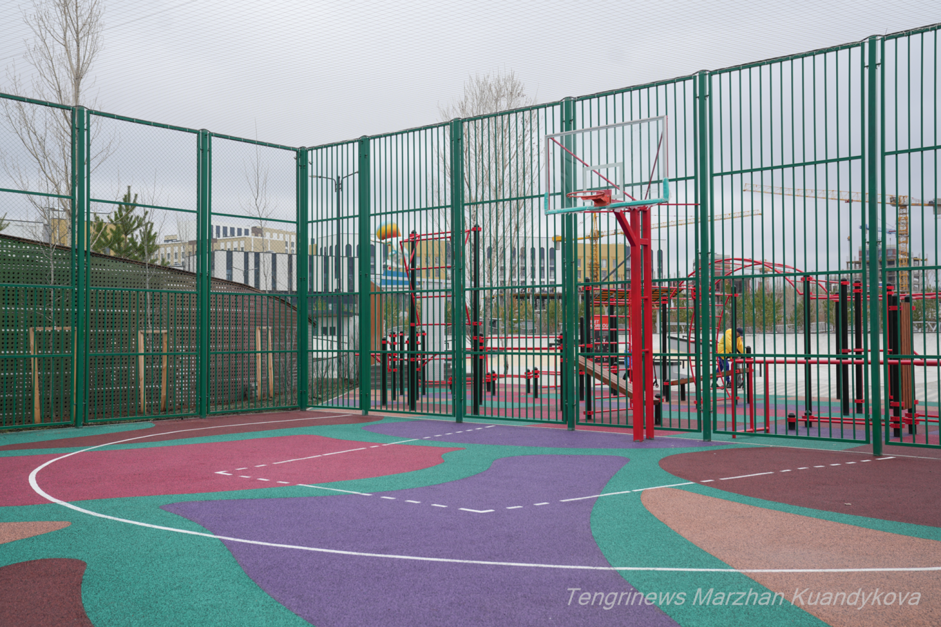 площадка для игры в баскебол