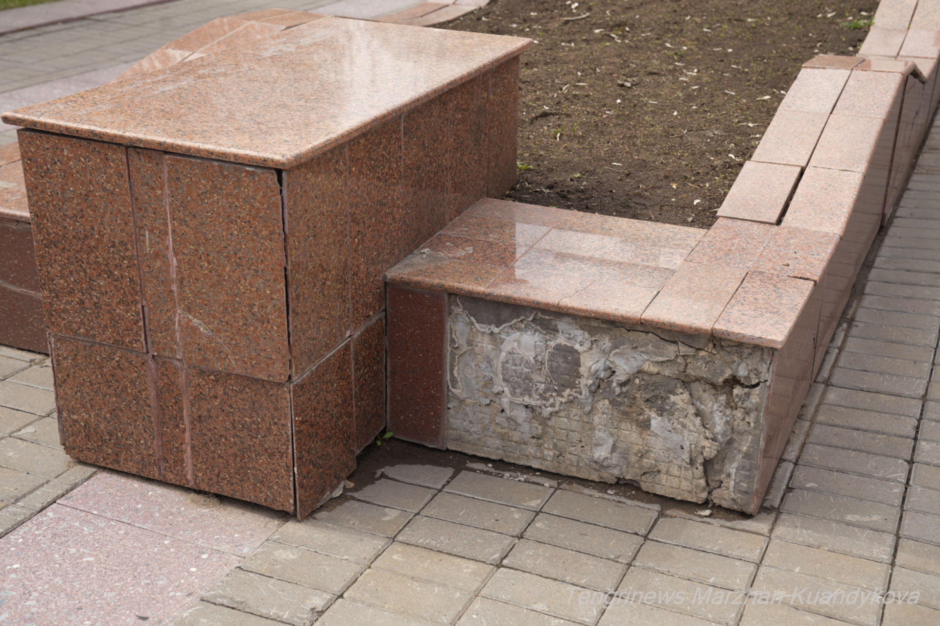 отвалившаяся плитка