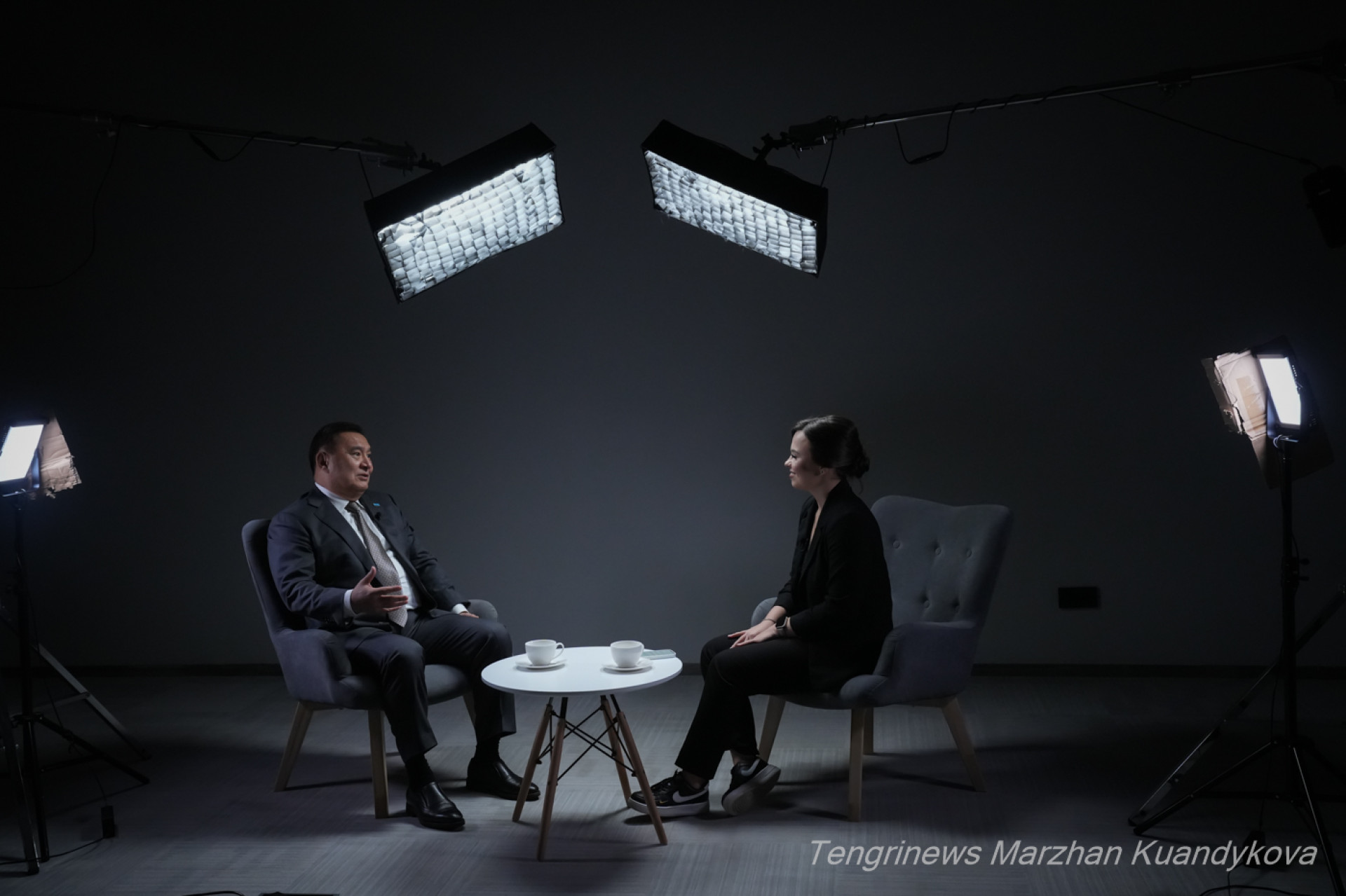 Марат Ахметжанов и корреспондент Елизавета Аксёнова во время записи интервью. Фото: ©️ Tengrinews.kz / Маржан Куандыкова