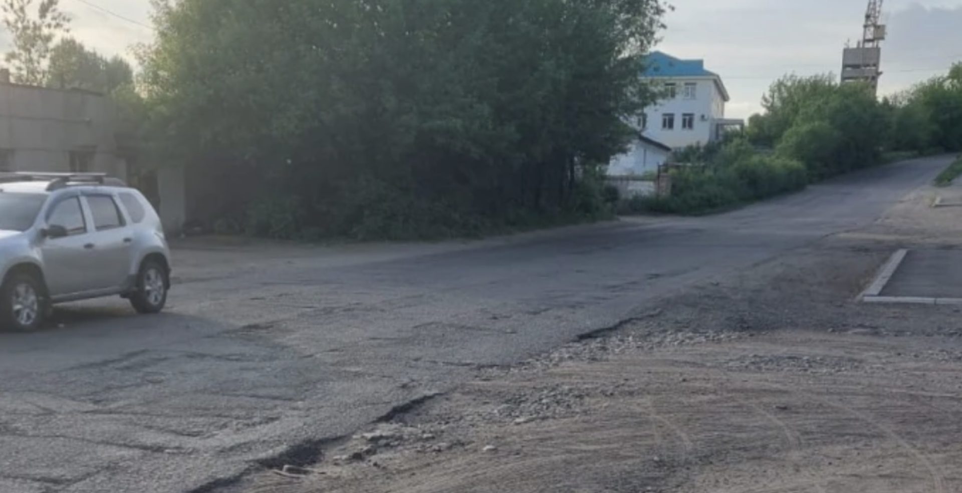 Разбитая дорога в Усть-Каменогорске