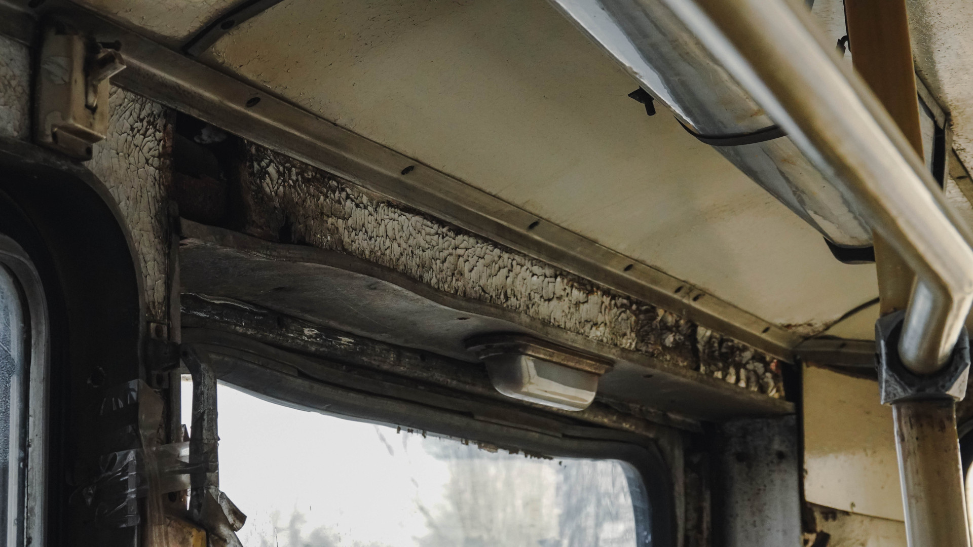 Ручки к дверям в вагоне трамвая примотаны скотчем, Усть-Каменогорск