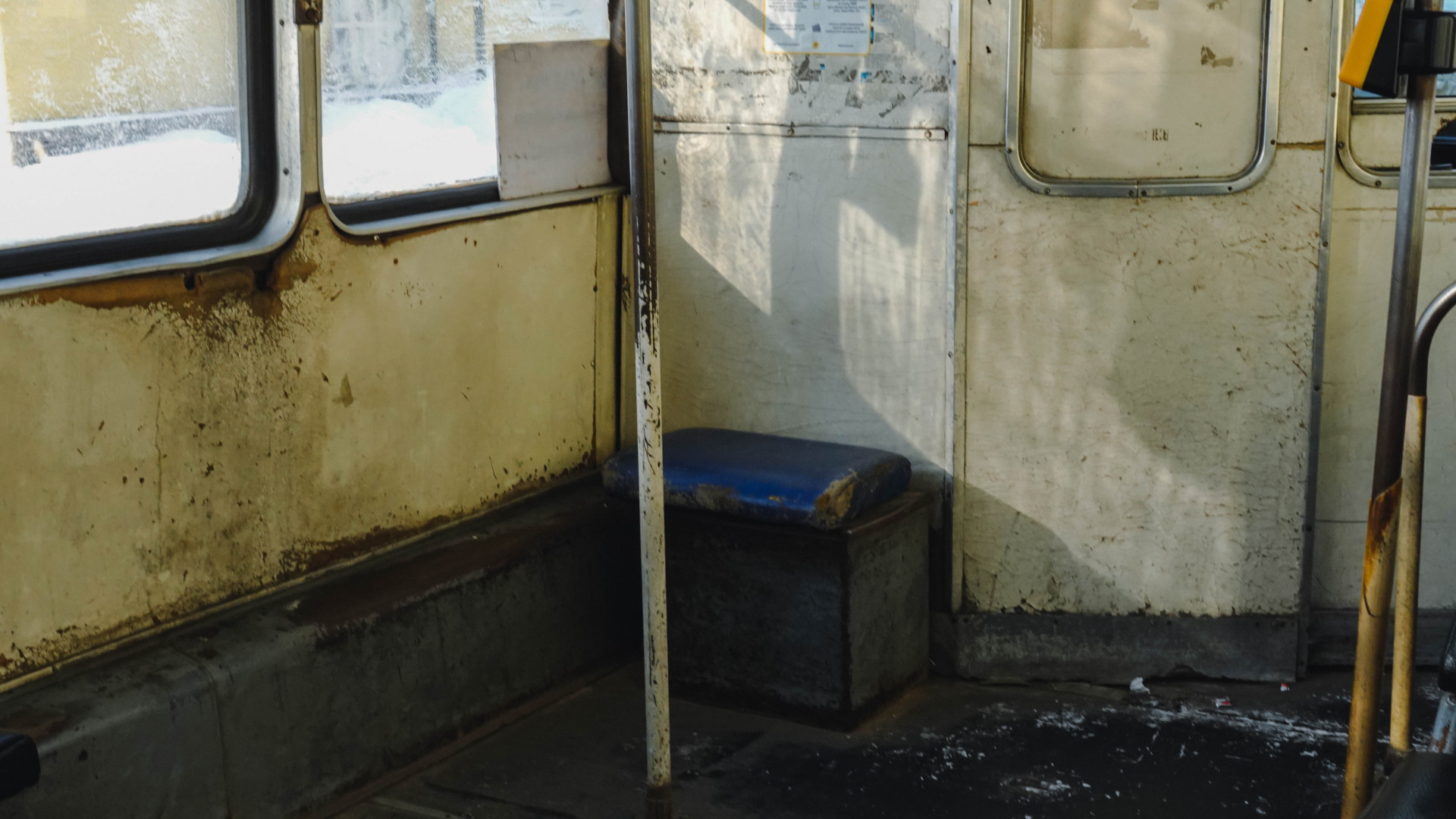 Дополнительное сиденье на железном ящике в трамвае №3, Усть-Каменогорск