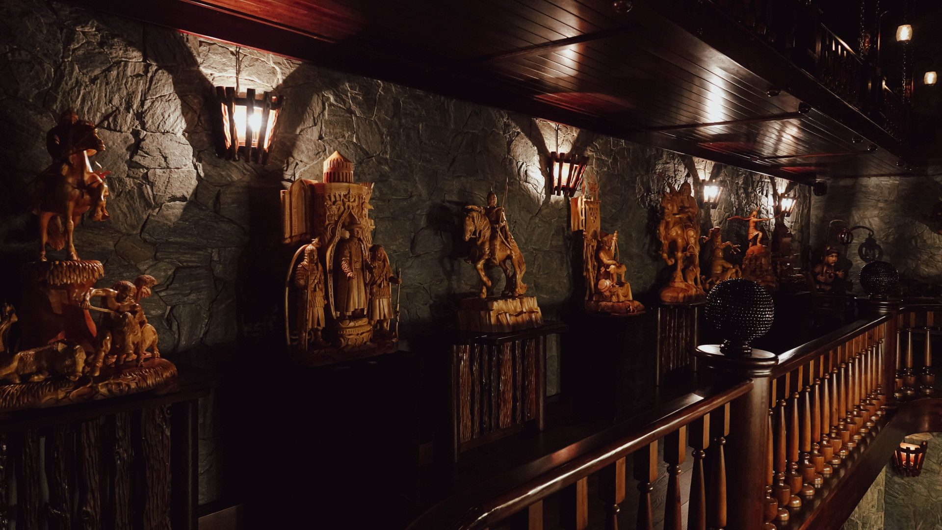 Скульптуры на балконе. Дом-музей со скульптурами из дерева в Усть-Каменогорске