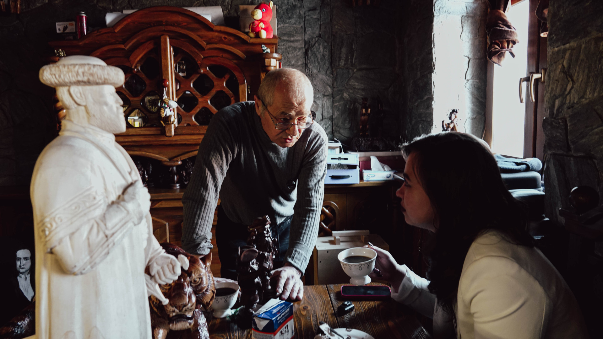 Юрий Костанянц угощает журналиста чаем на кухне своего дома-музея