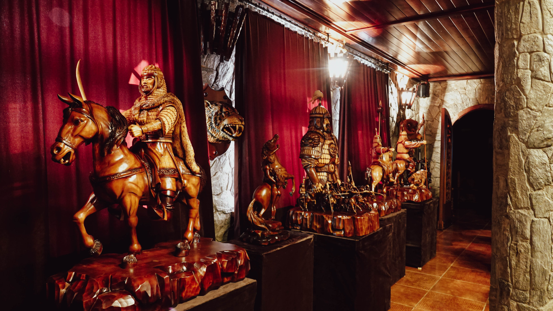 Скульптуры батыров. Дом-музей со скульптурами из дерева в Усть-Каменогорске