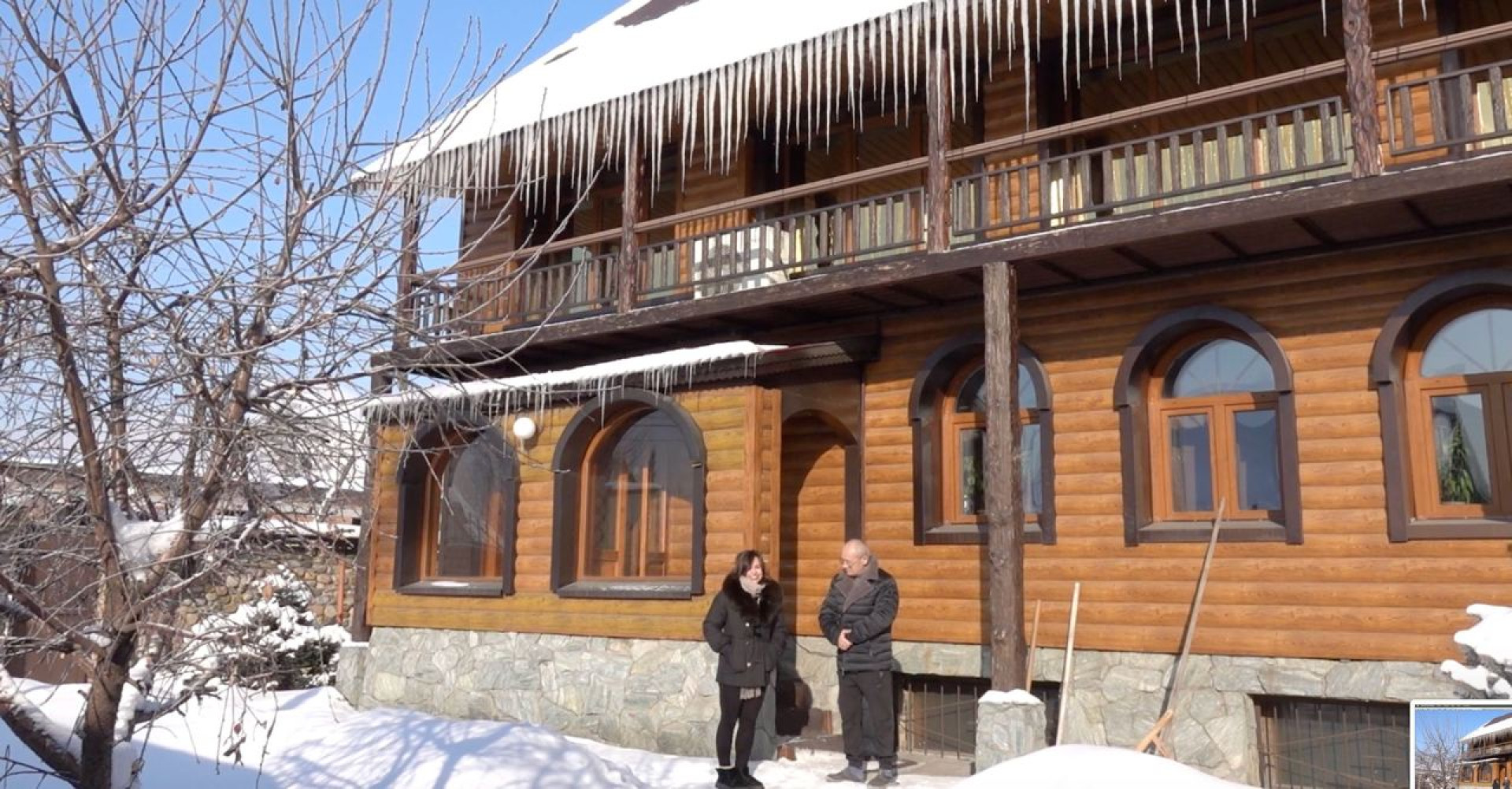 Журналист редакции с хозяином дома-музея со скульптурами из дерева в Усть-Каменогорске